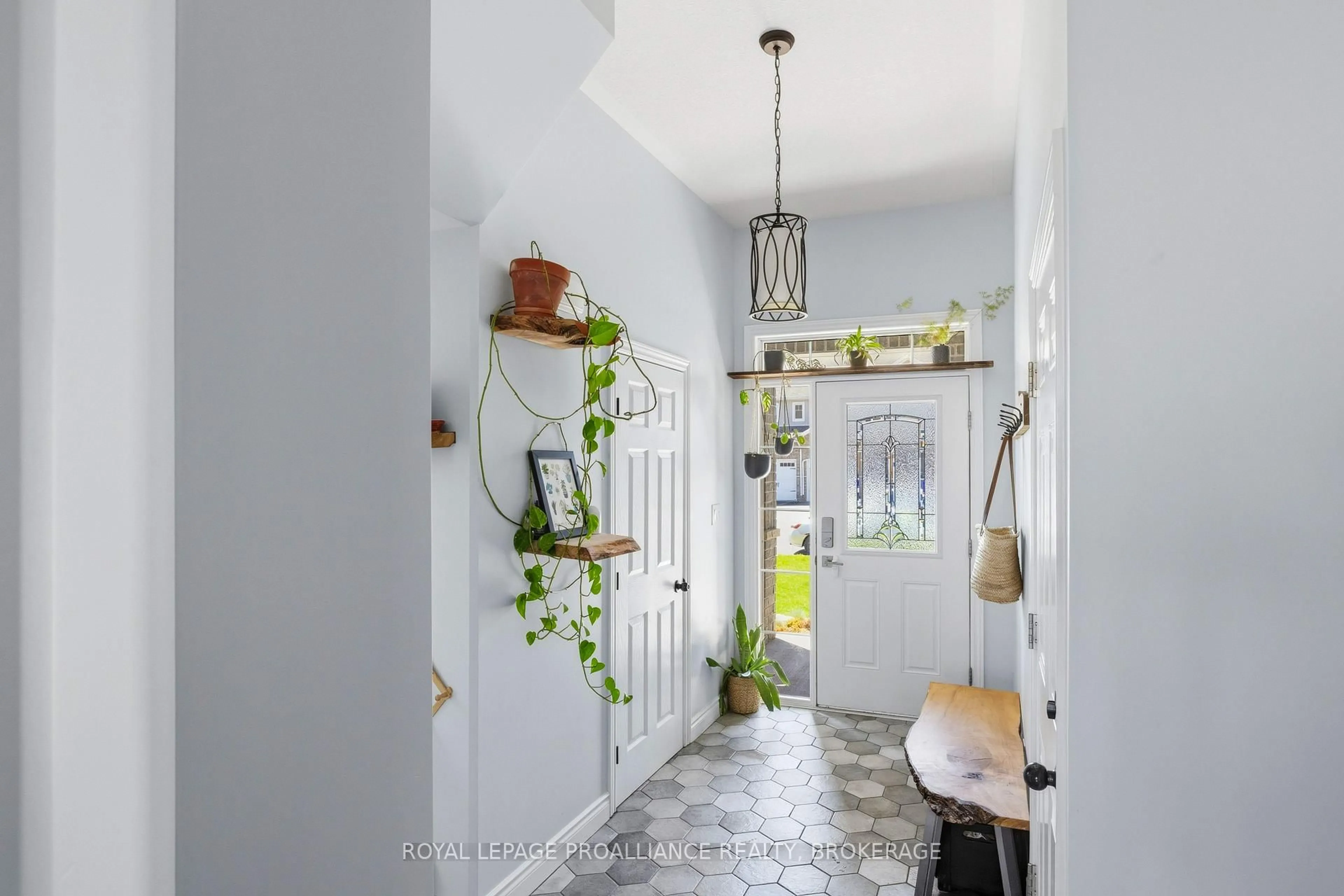 Indoor entryway for 318 Janette St, Kingston Ontario K7P 0K8