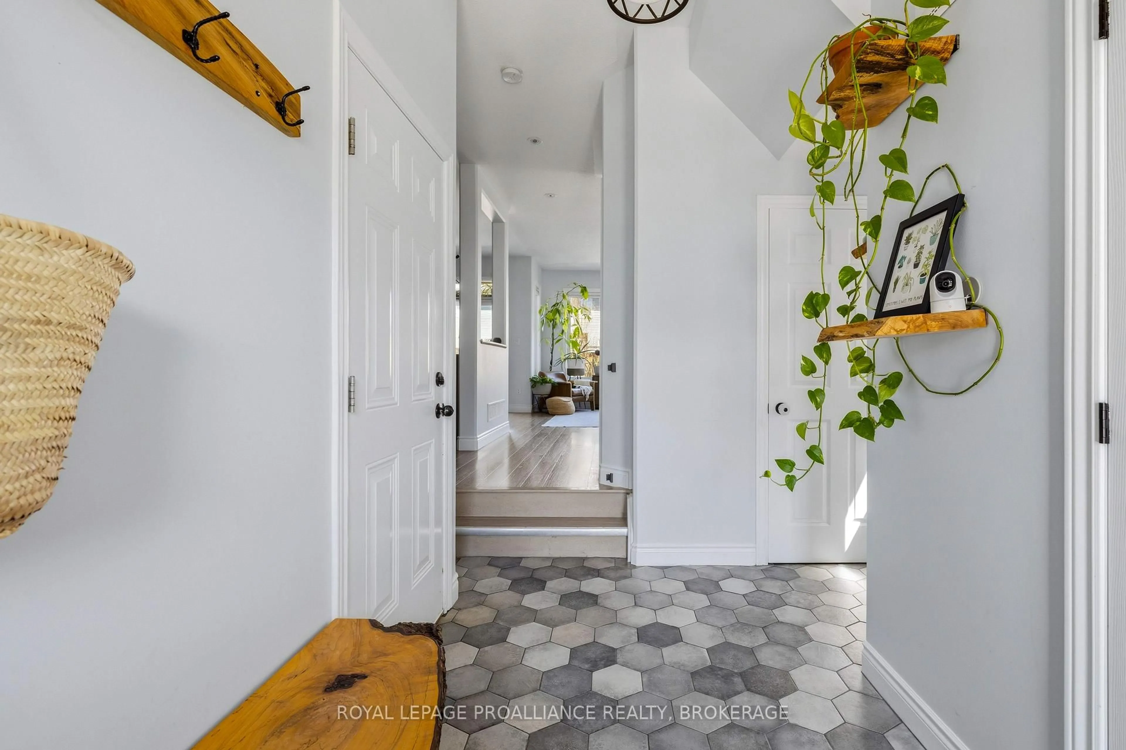 Indoor entryway for 318 Janette St, Kingston Ontario K7P 0K8