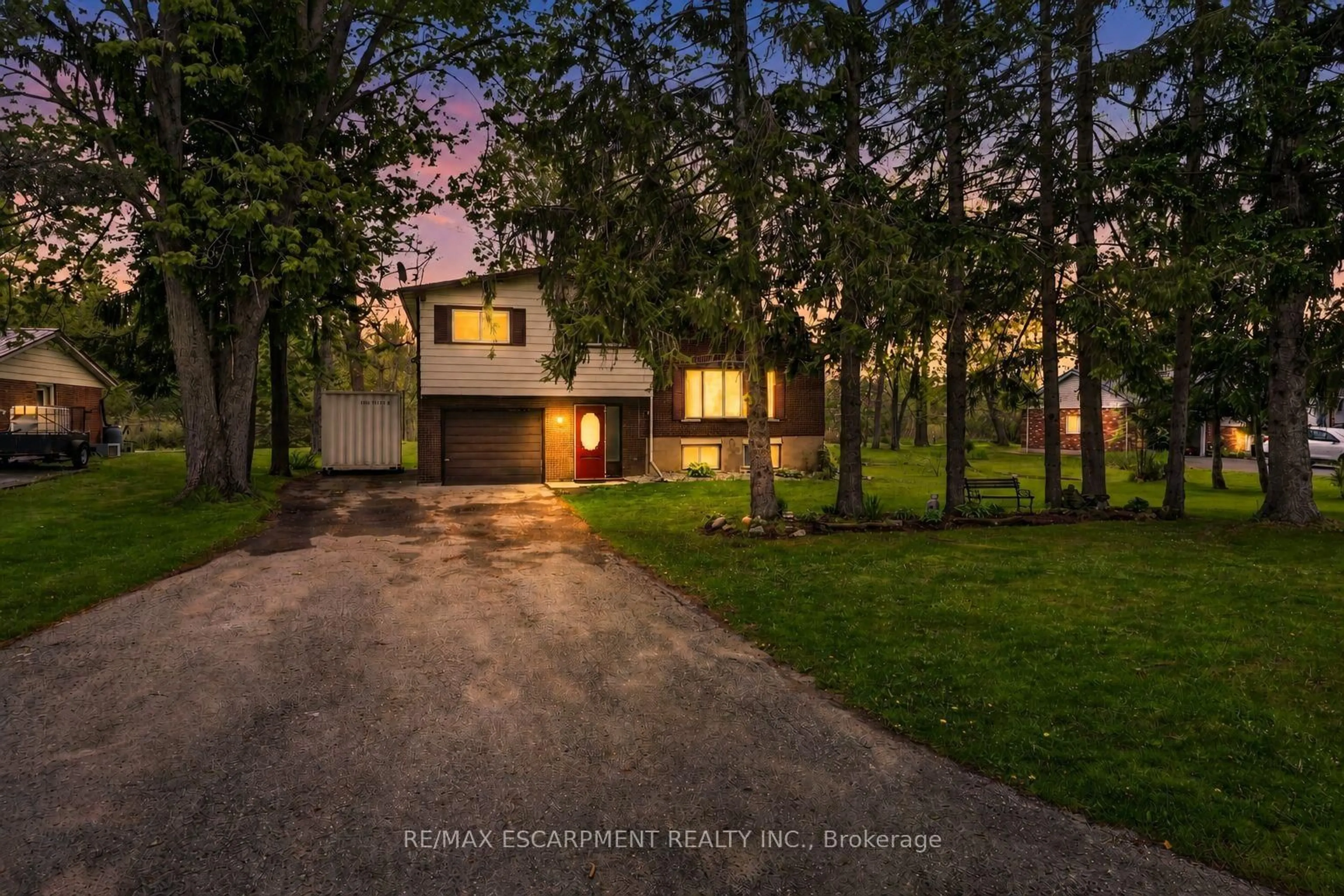 A pic from outside/outdoor area/front of a property/back of a property/a pic from drone, unknown for 124 Mumby Rd, Haldimand Ontario N1A 2W5