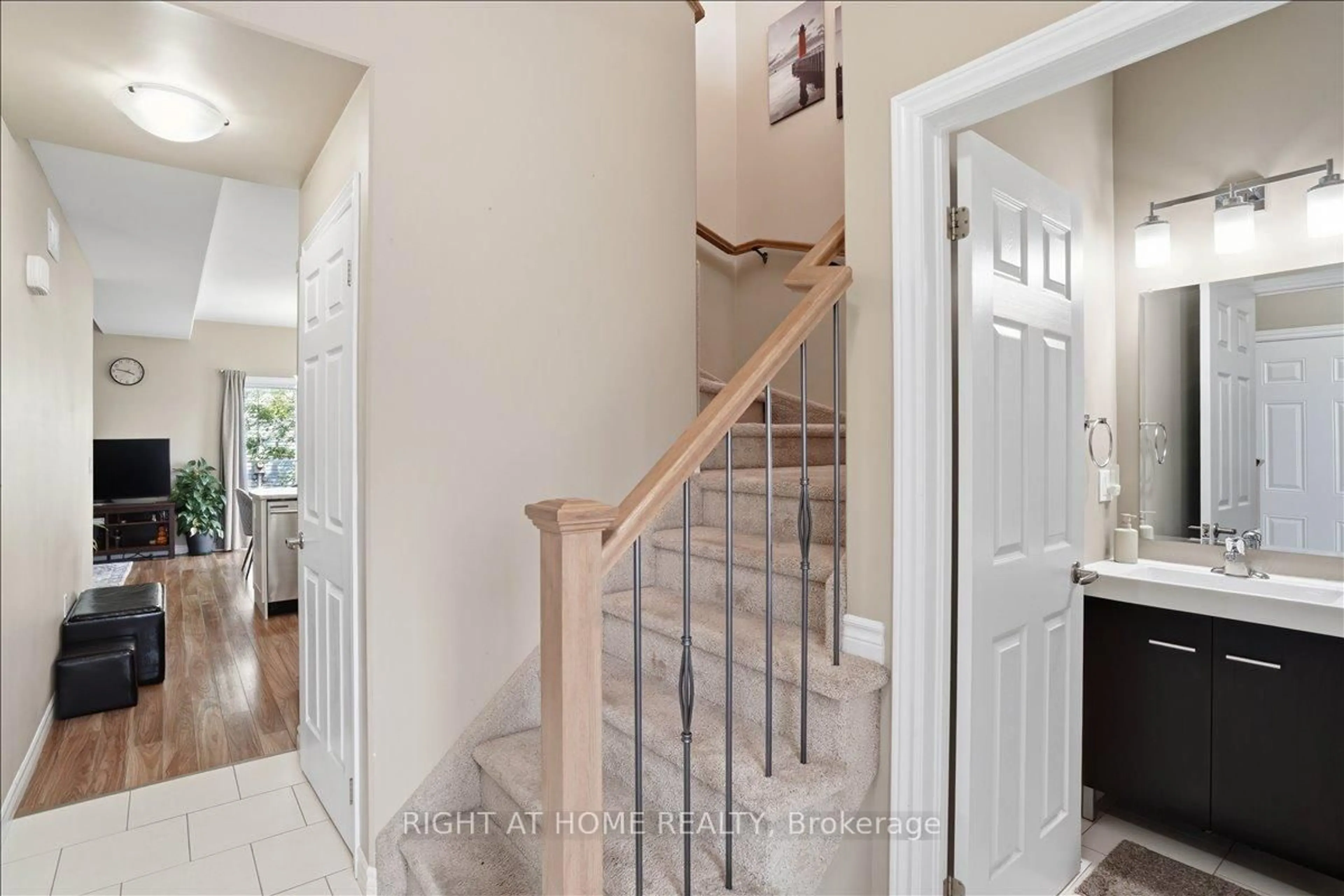 Indoor entryway for 3 Nottingham Crt, Quinte West Ontario K8V 0E7