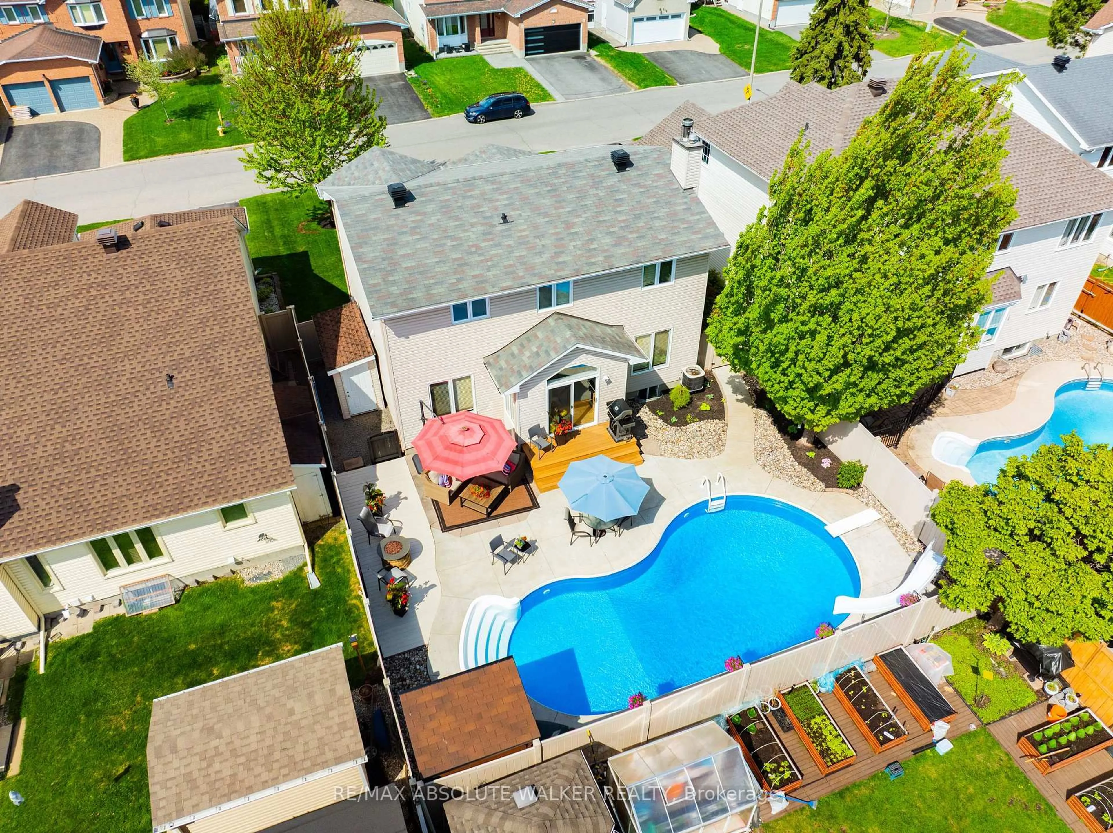 A pic from outside/outdoor area/front of a property/back of a property/a pic from drone, unknown for 621 Arc-En-Ciel St, Ottawa Ontario K4A 3H9