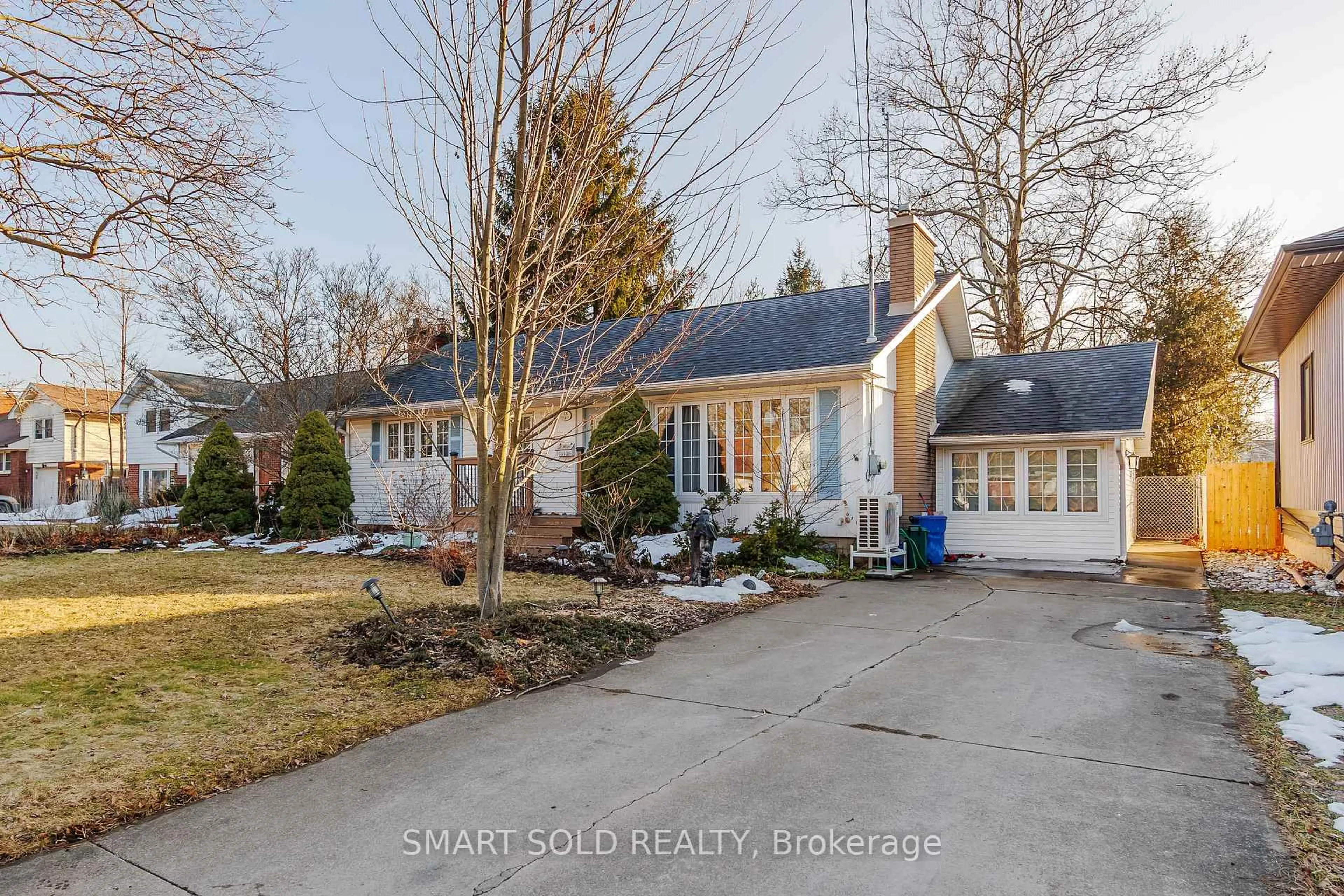 A pic from outside/outdoor area/front of a property/back of a property/a pic from drone, street for 18 Marlene Dr, St. Catharines Ontario L2T 3E8