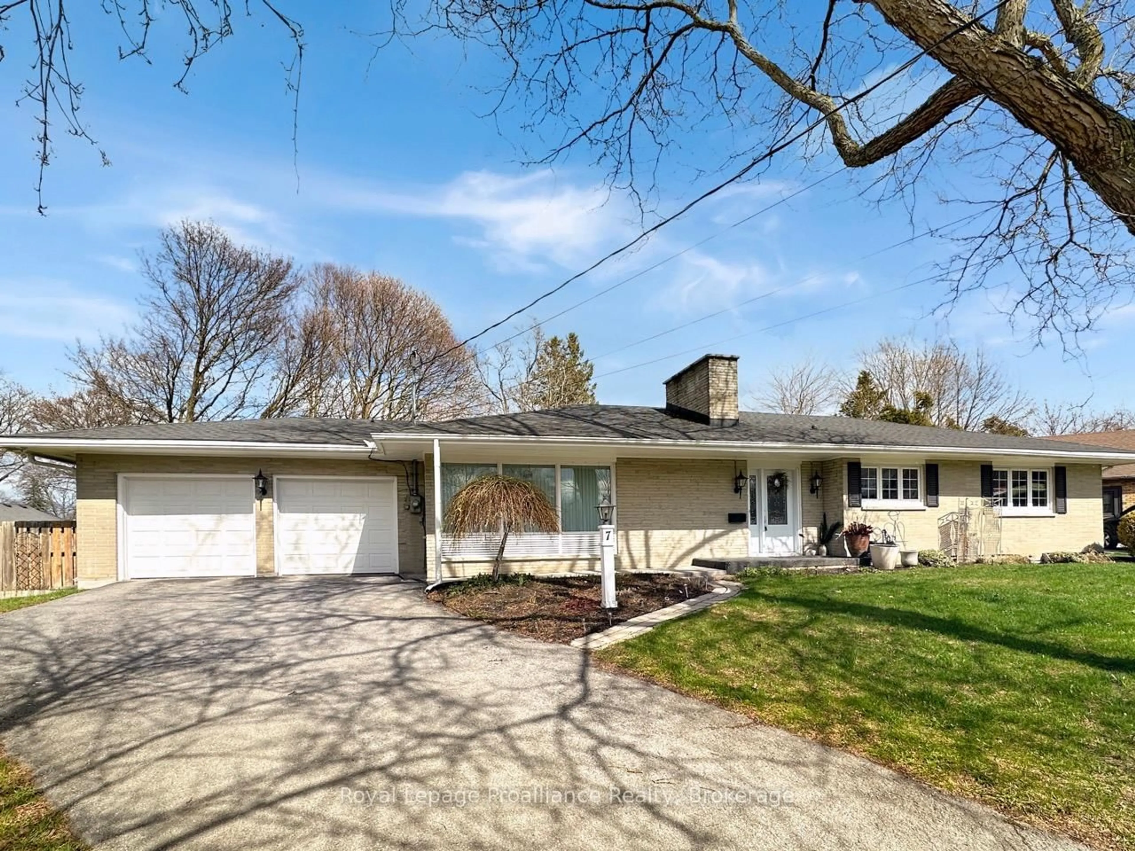 Home with vinyl exterior material, street for 7 Eastwood Park Dr, Belleville Ontario K8N 1W3