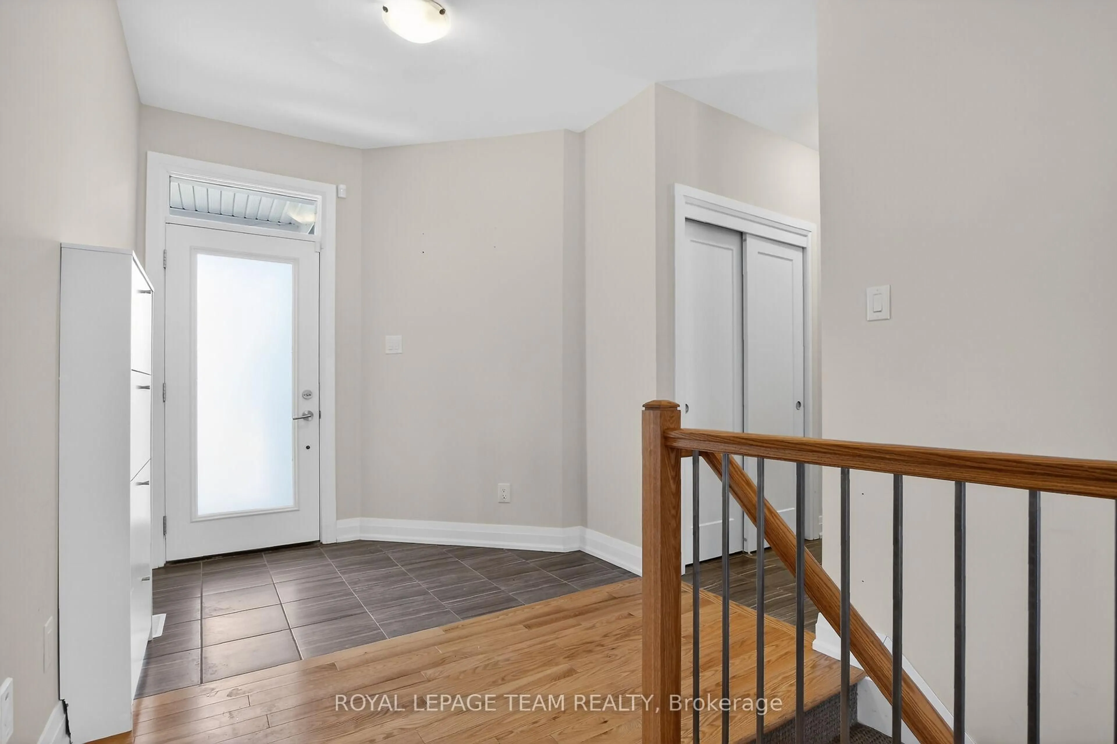 Indoor entryway for 884 Artemis Circ, Manotick Ontario K4M 0H7