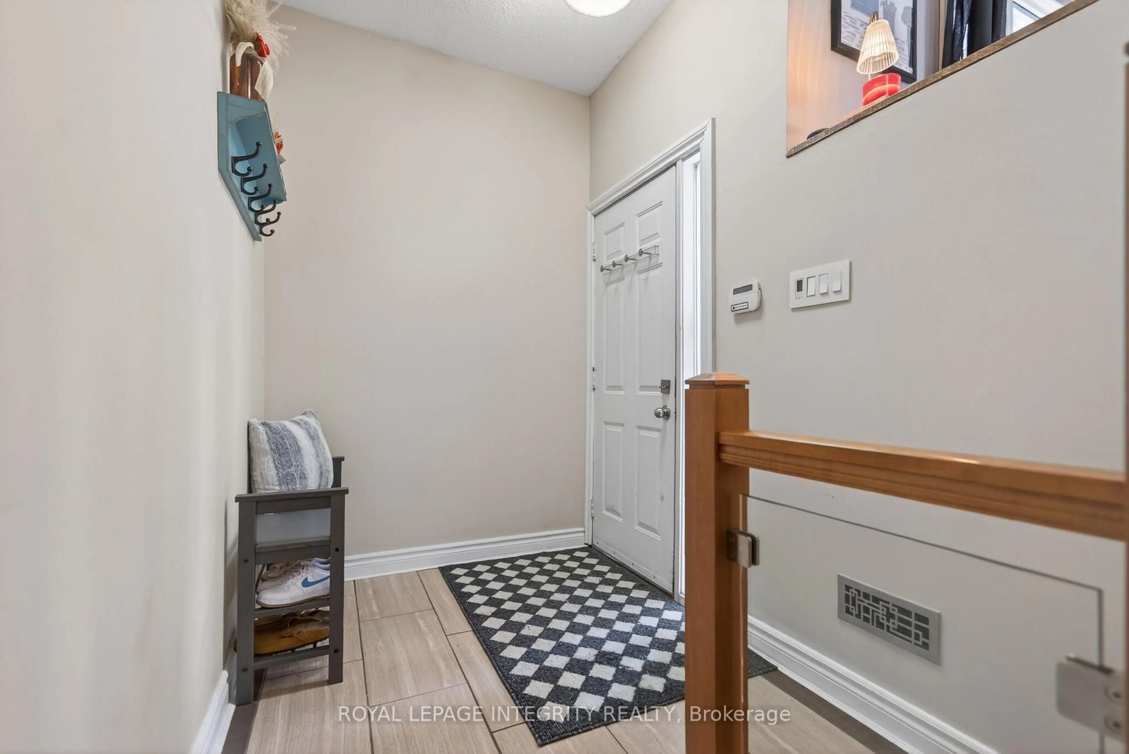 Indoor entryway for 24 Westcliffe Rd, Ottawa Ontario K2H 7X4