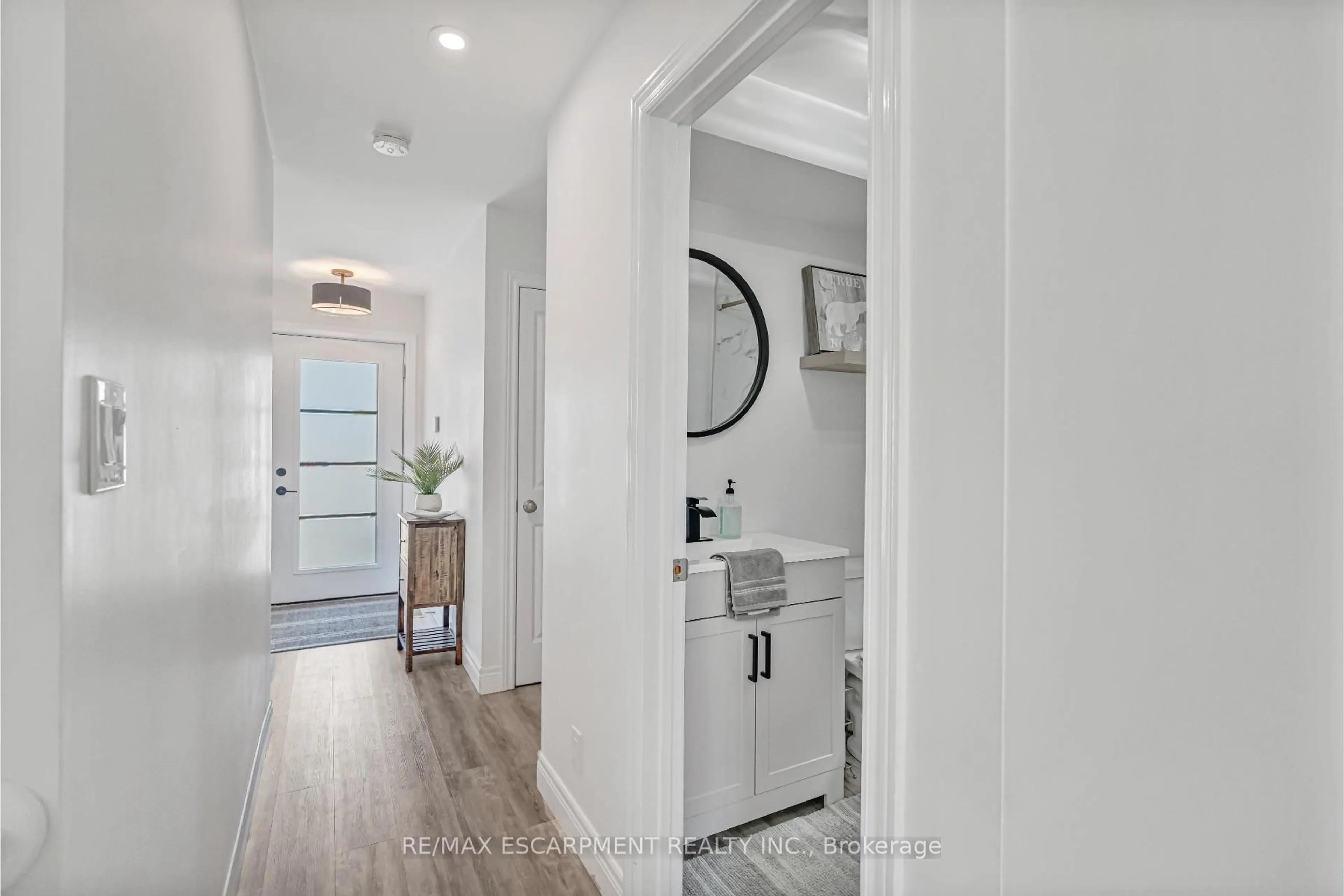Indoor entryway for 168 Carlton St, St. Catharines Ontario L2R 1S2