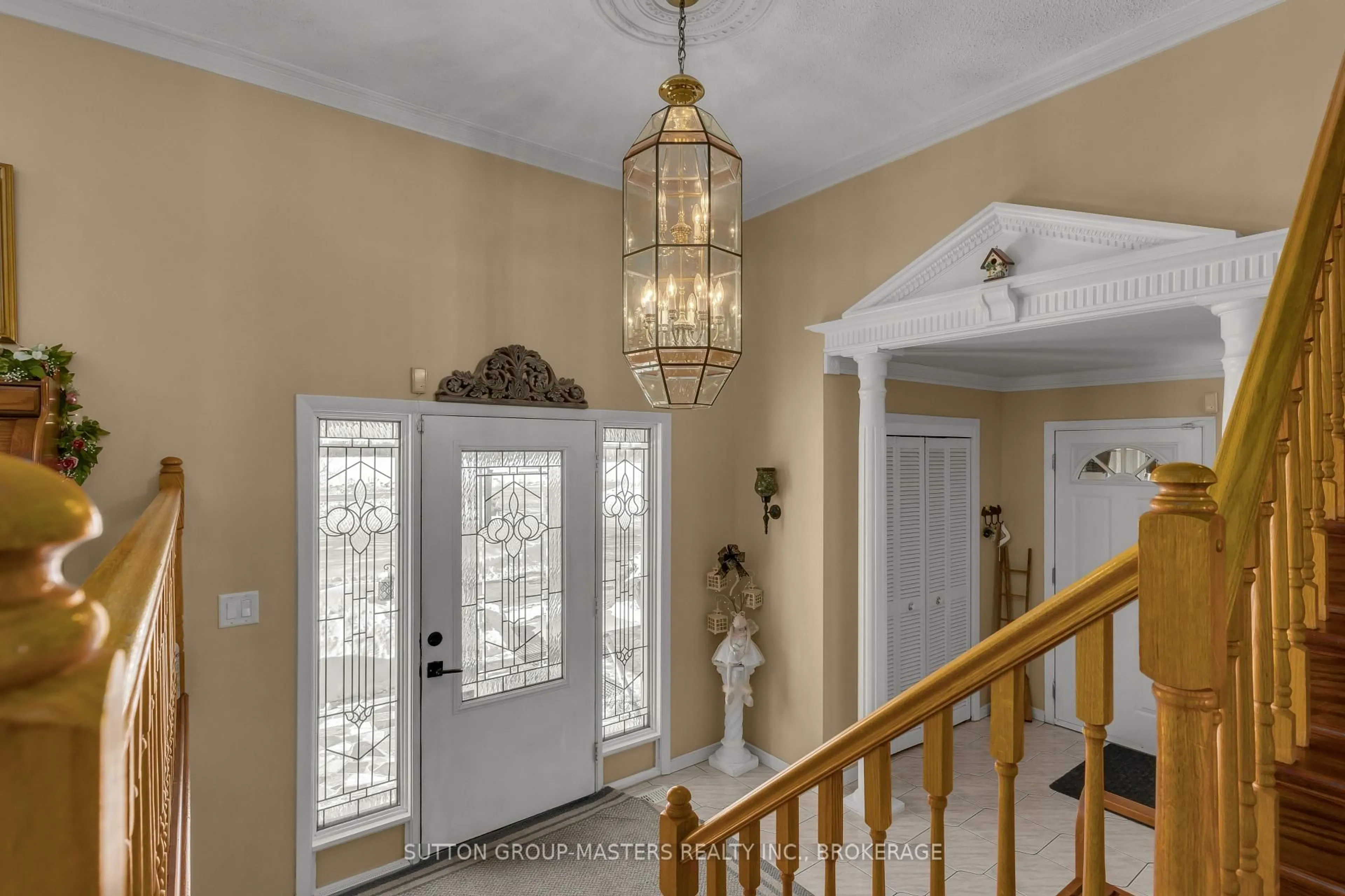Indoor entryway for 1104 Sidney St, Belleville Ontario K8N 4Z5