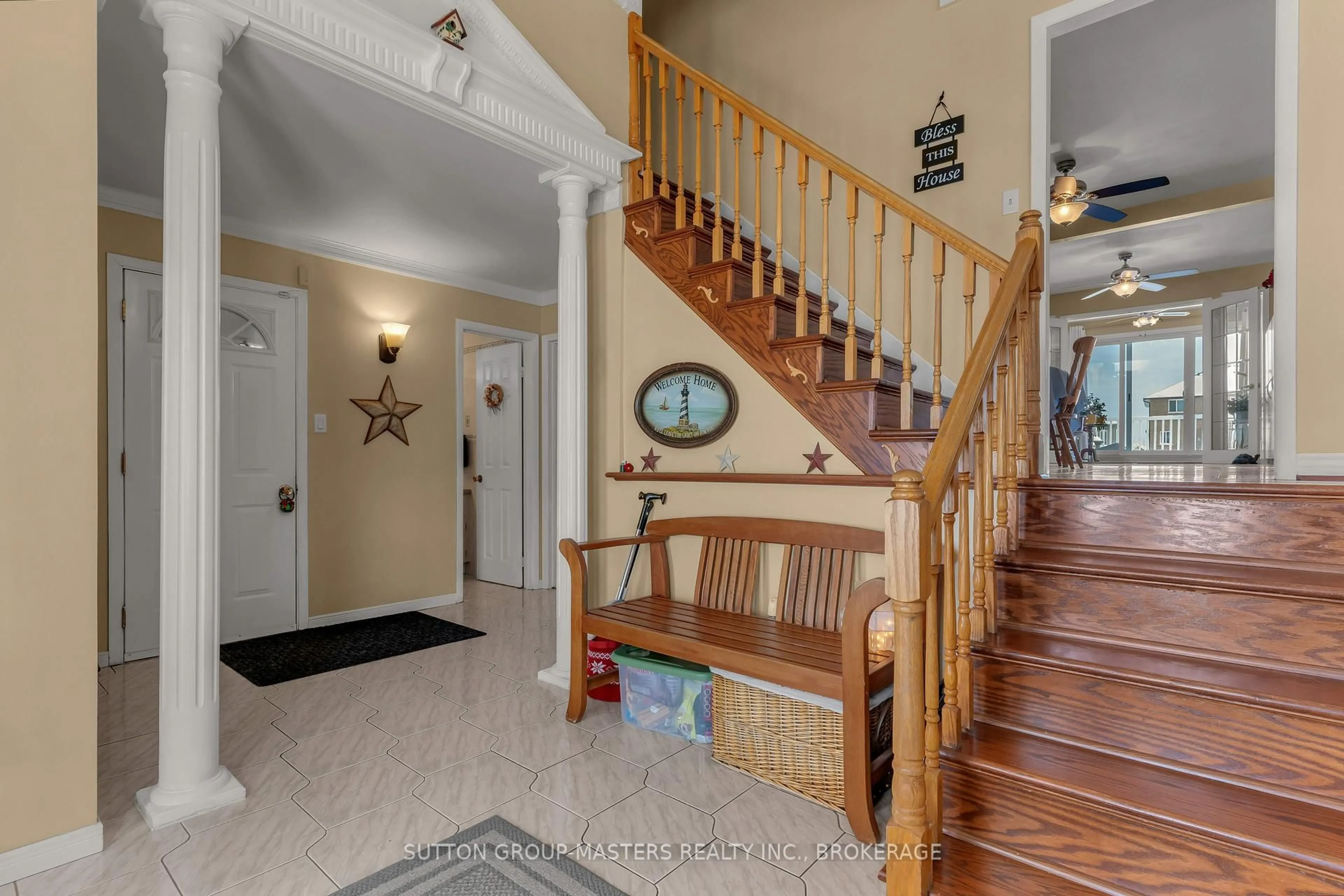 Indoor foyer for 1104 Sidney St, Belleville Ontario K8N 4Z5