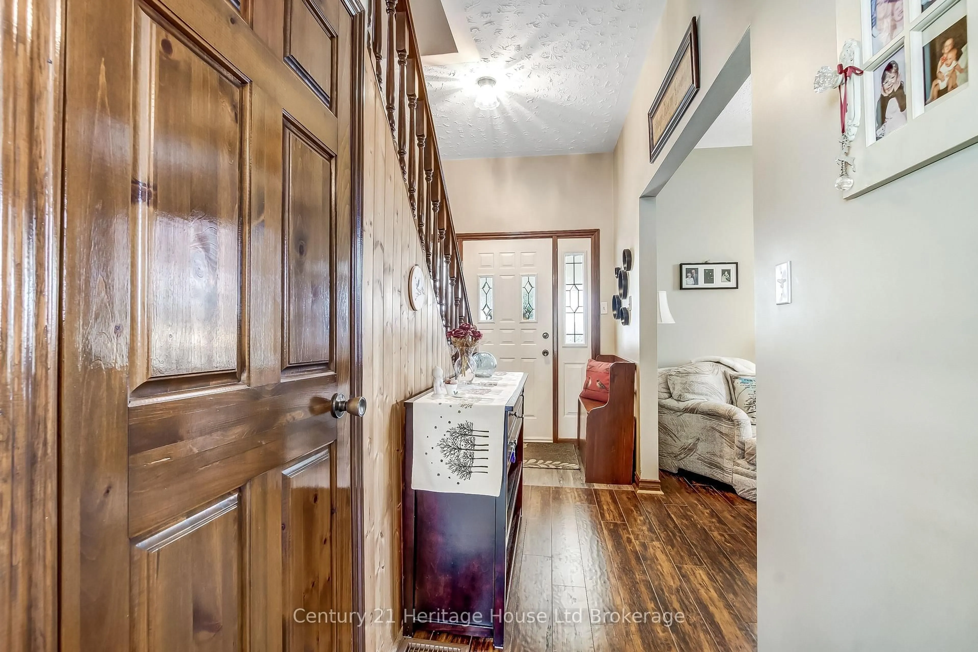 Indoor foyer for 84 East Park Dr, Woodstock Ontario N4S 3N2