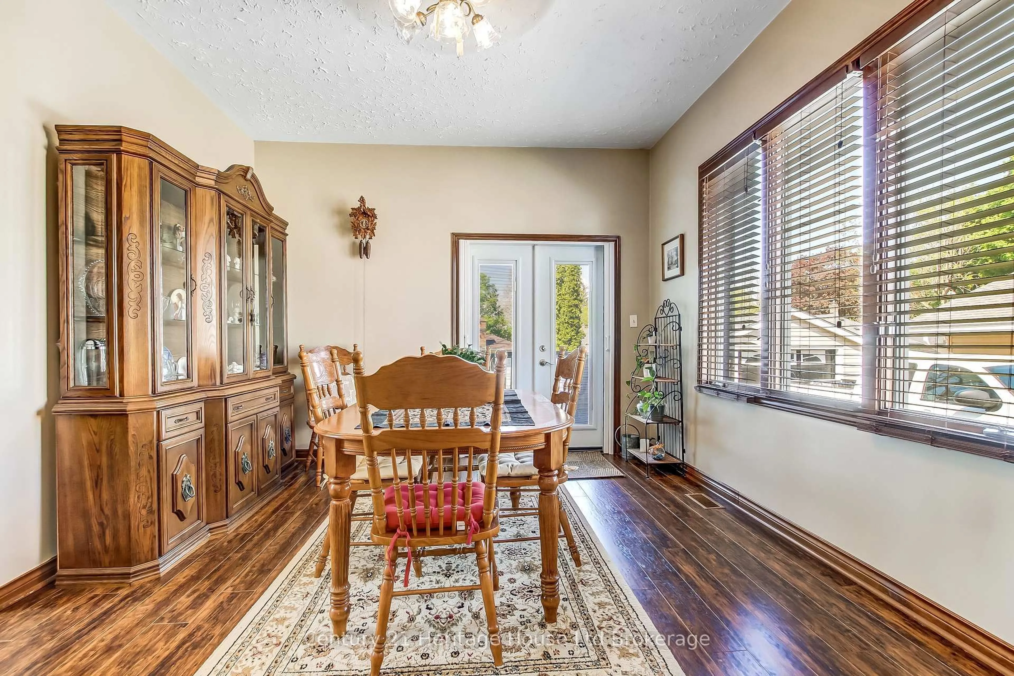 Dining room, wood/laminate floor for 84 East Park Dr, Woodstock Ontario N4S 3N2