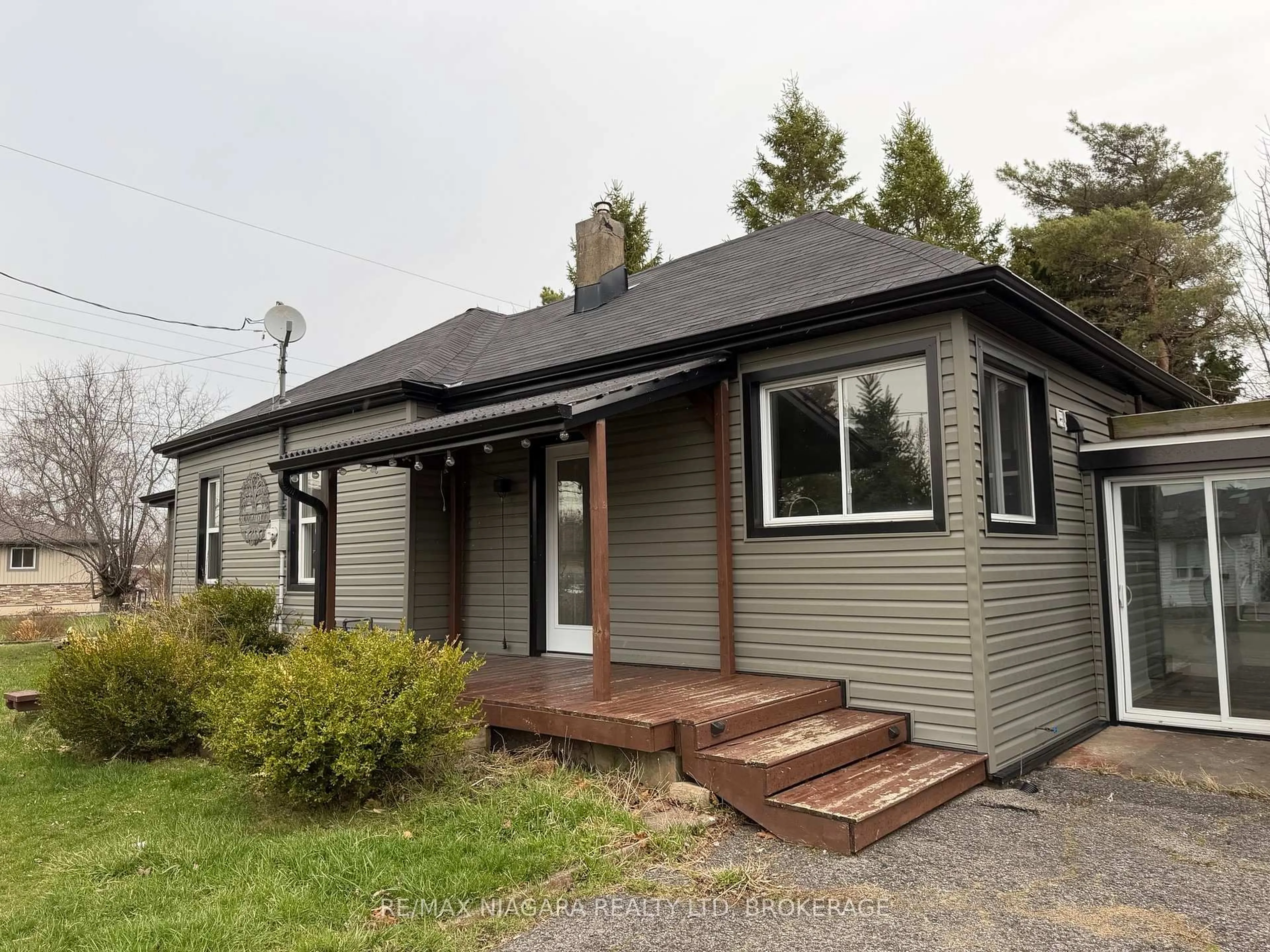 Home with vinyl exterior material, street for 43 Marlatts Rd, Thorold Ontario L2V 1N5