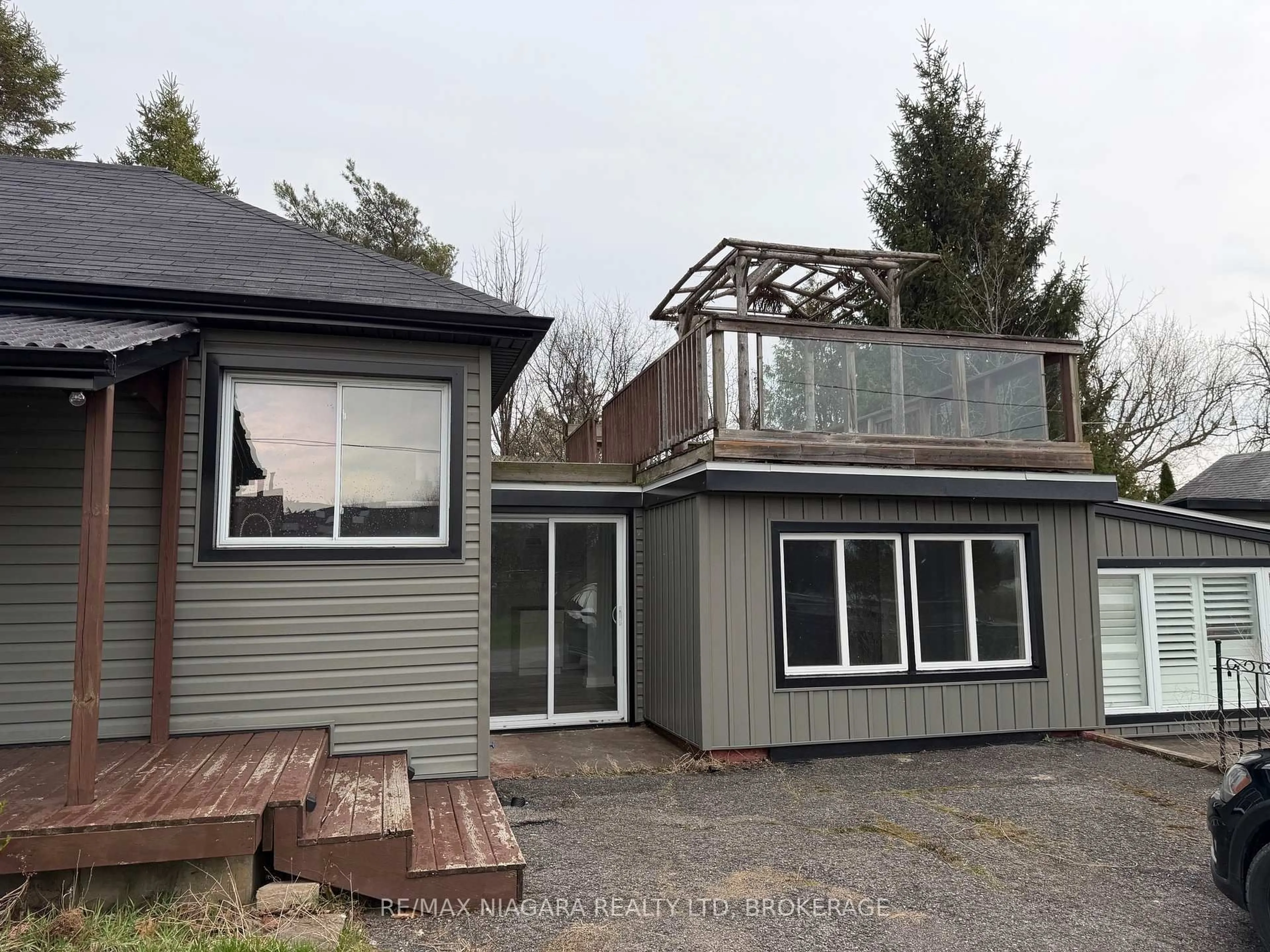 A pic from outside/outdoor area/front of a property/back of a property/a pic from drone, building for 43 Marlatts Rd, Thorold Ontario L2V 1N5