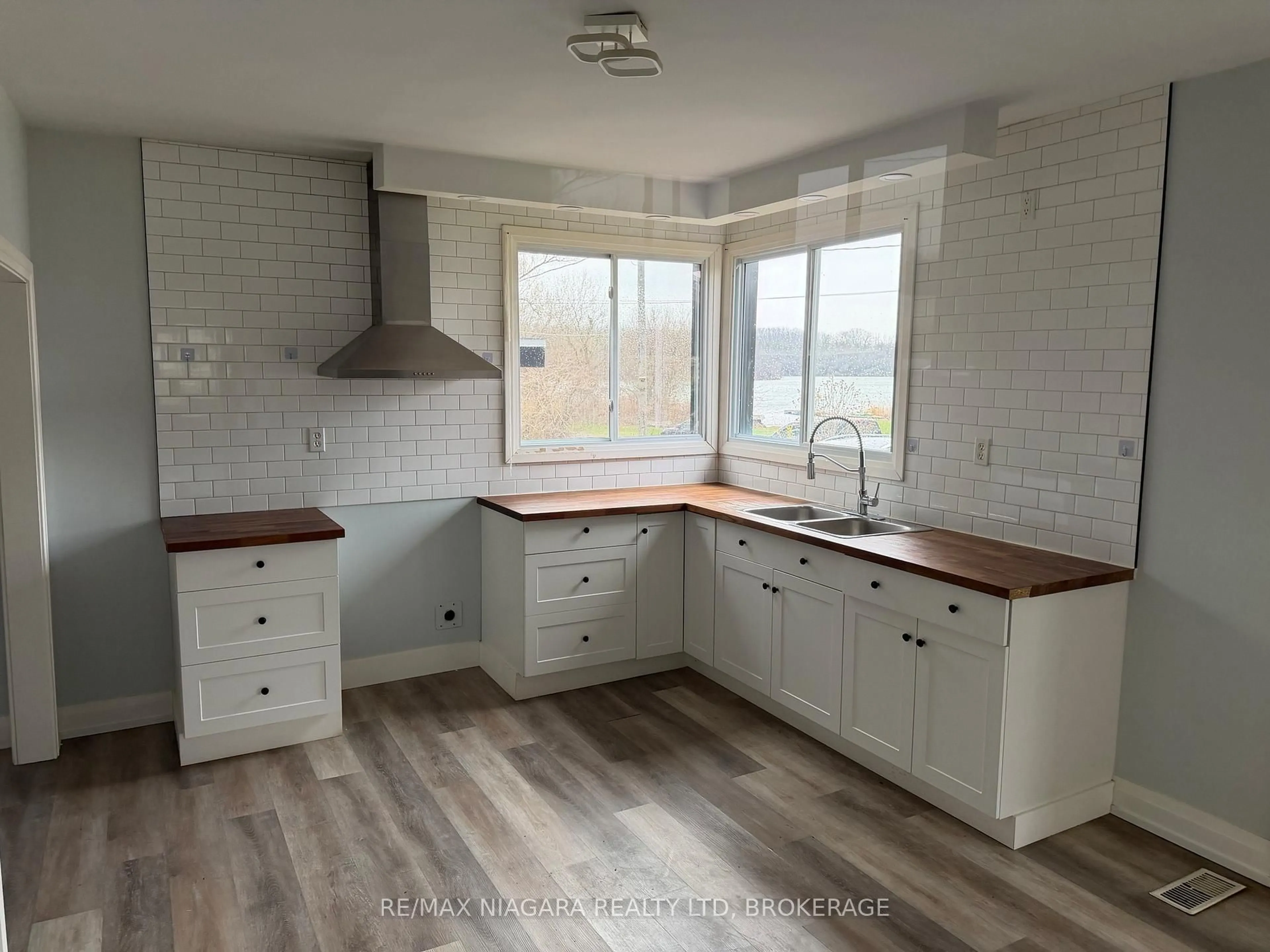 Standard kitchen, unknown for 43 Marlatts Rd, Thorold Ontario L2V 1N5
