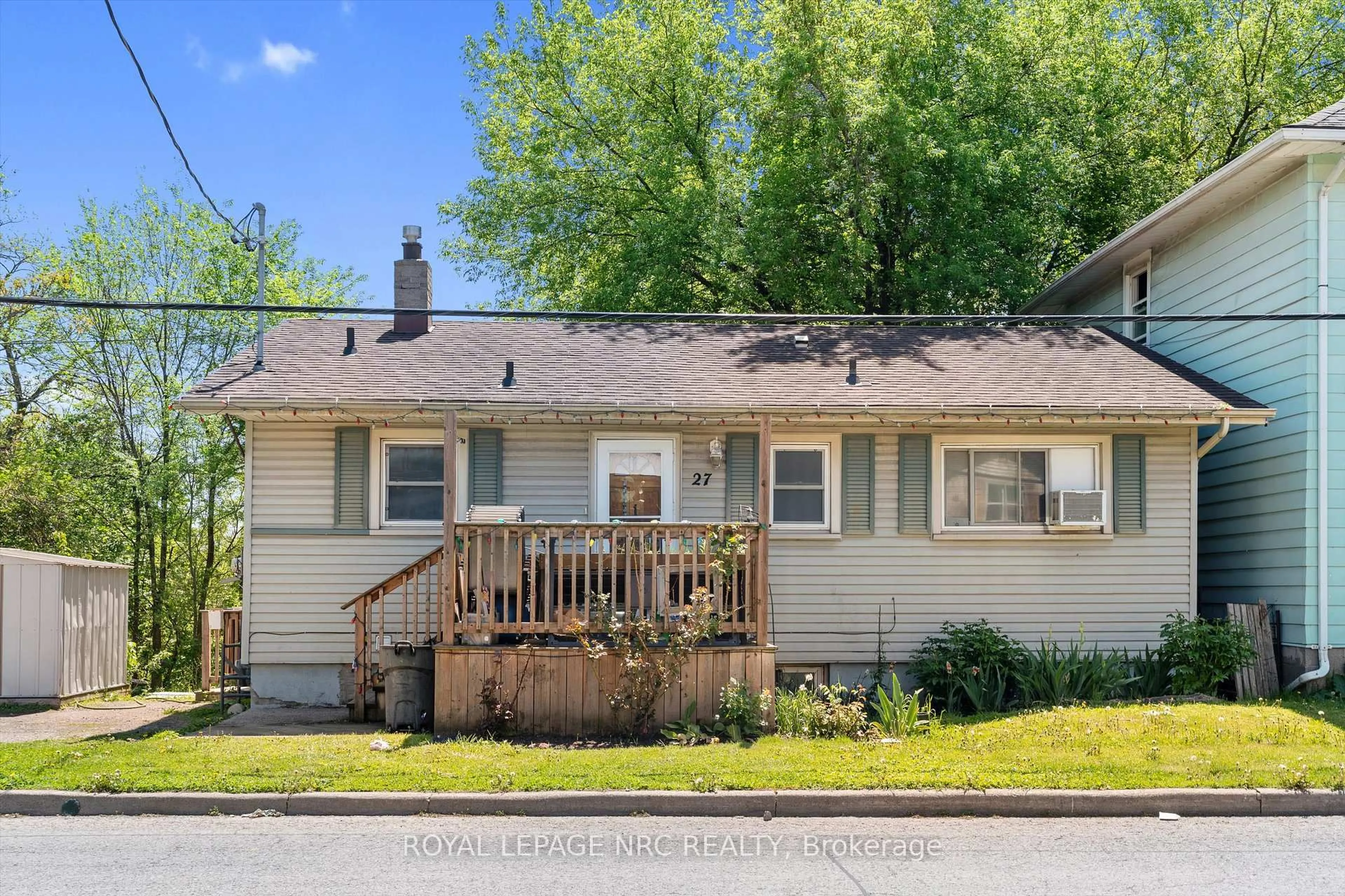 Home with vinyl exterior material, street for 27 Gale Cres, St. Catharines Ontario L2R 3K8