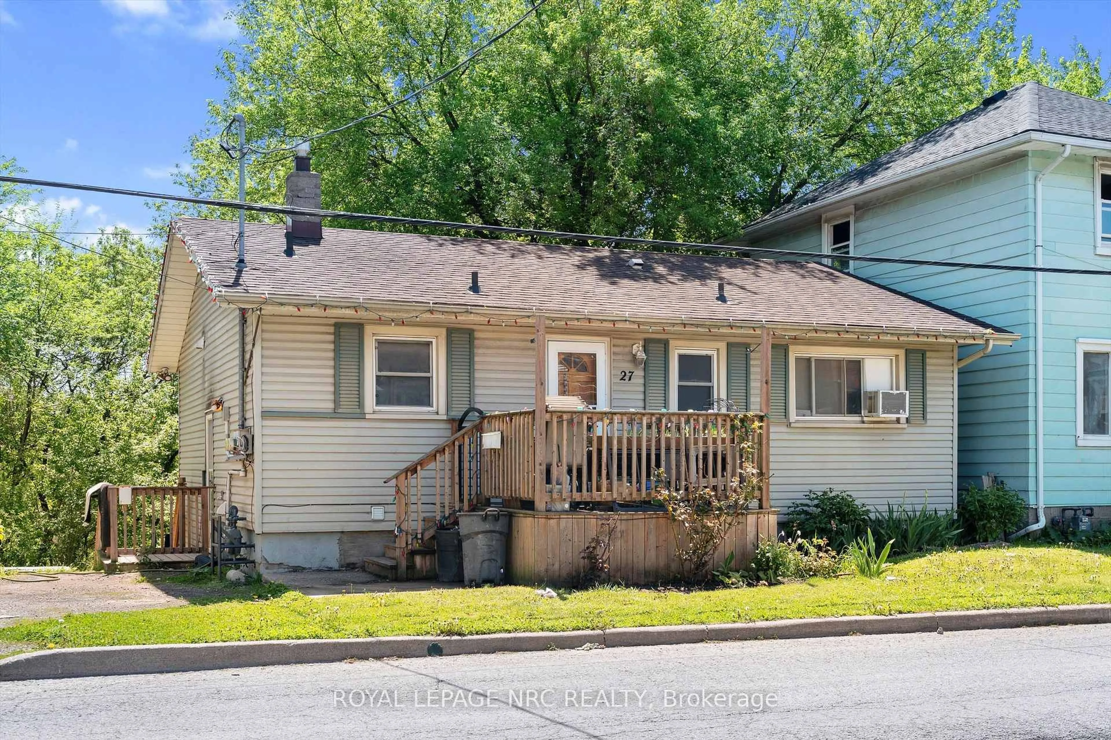 Home with vinyl exterior material, street for 27 Gale Cres, St. Catharines Ontario L2R 3K8