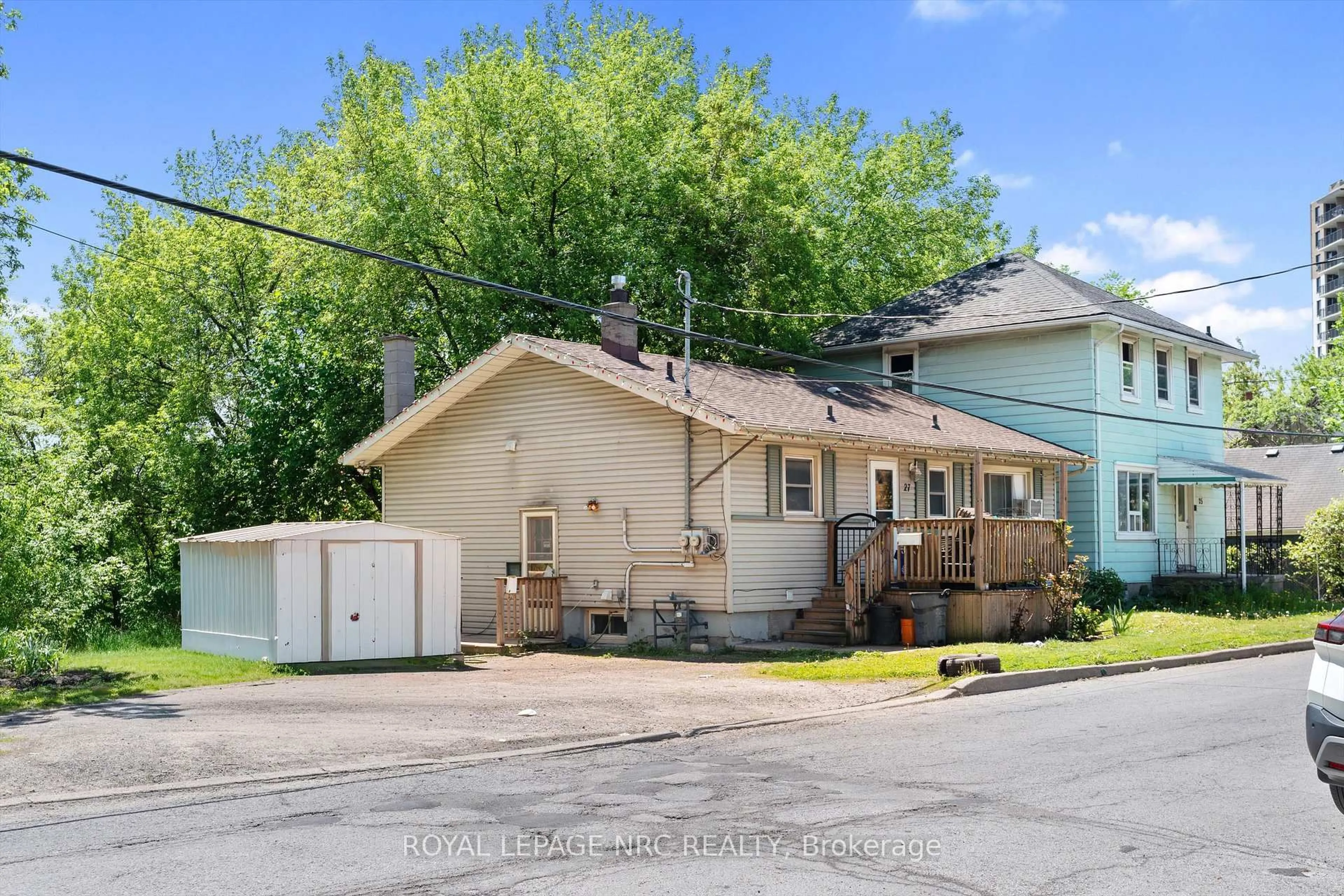A pic from outside/outdoor area/front of a property/back of a property/a pic from drone, street for 27 Gale Cres, St. Catharines Ontario L2R 3K8