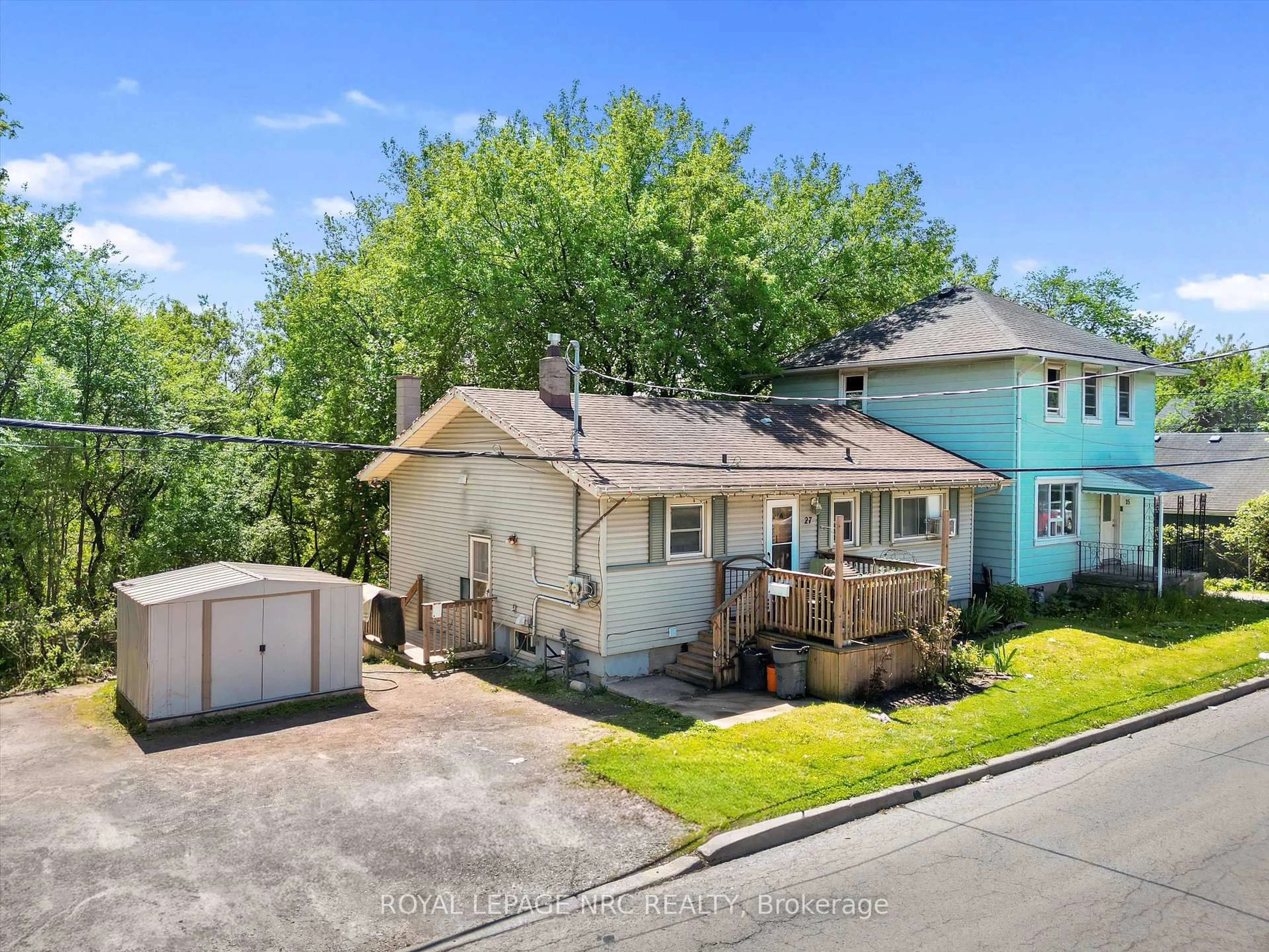 A pic from outside/outdoor area/front of a property/back of a property/a pic from drone, street for 27 Gale Cres, St. Catharines Ontario L2R 3K8