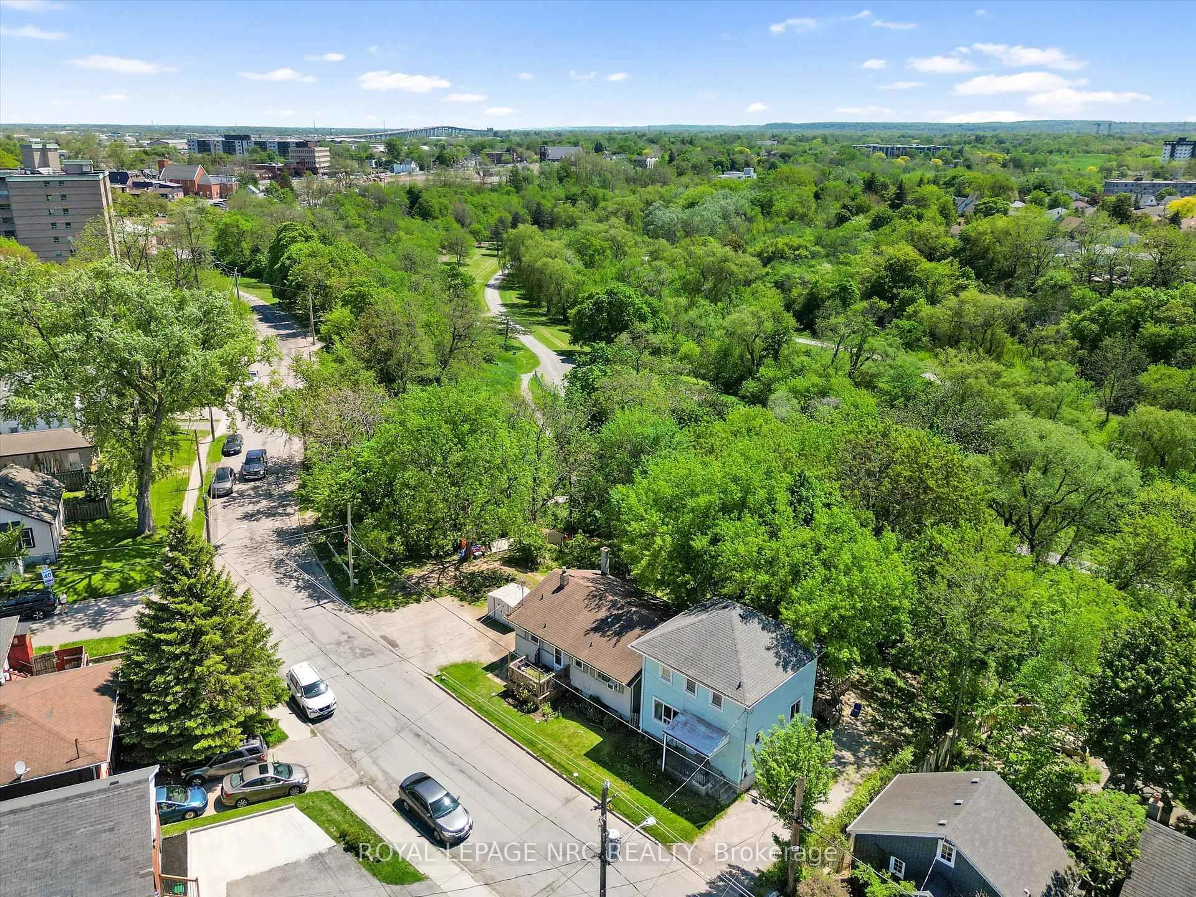 A pic from outside/outdoor area/front of a property/back of a property/a pic from drone, street for 27 Gale Cres, St. Catharines Ontario L2R 3K8