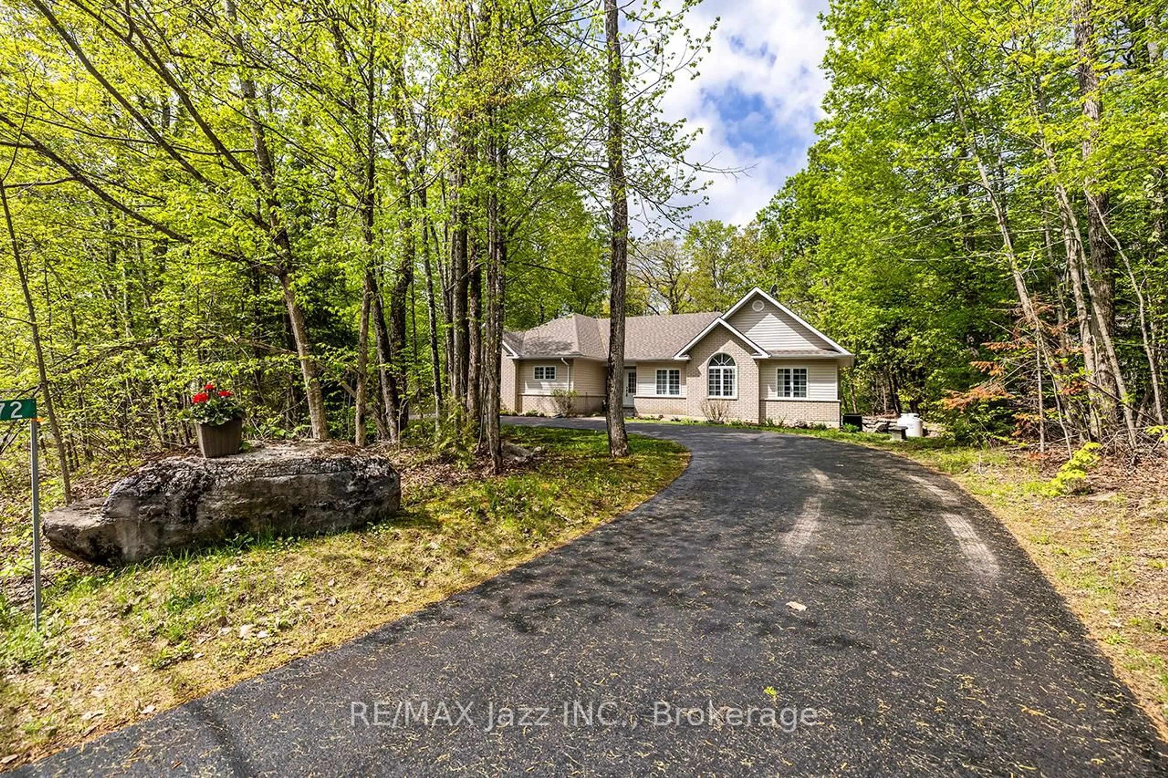 A pic from outside/outdoor area/front of a property/back of a property/a pic from drone, street for 72 Sumcot Dr, Trent Lakes Ontario K9J 6X2