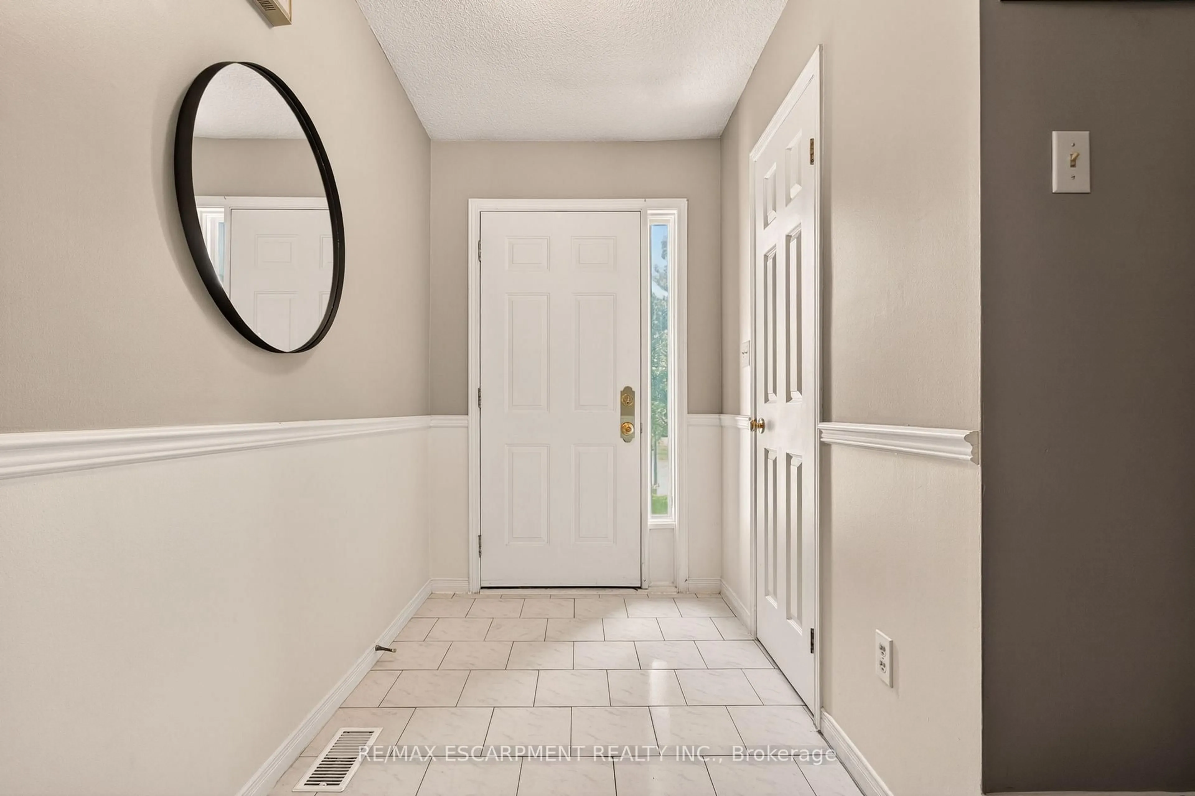 Indoor entryway for 1675 Upper Gage Ave #31, Hamilton Ontario L8W 3R8