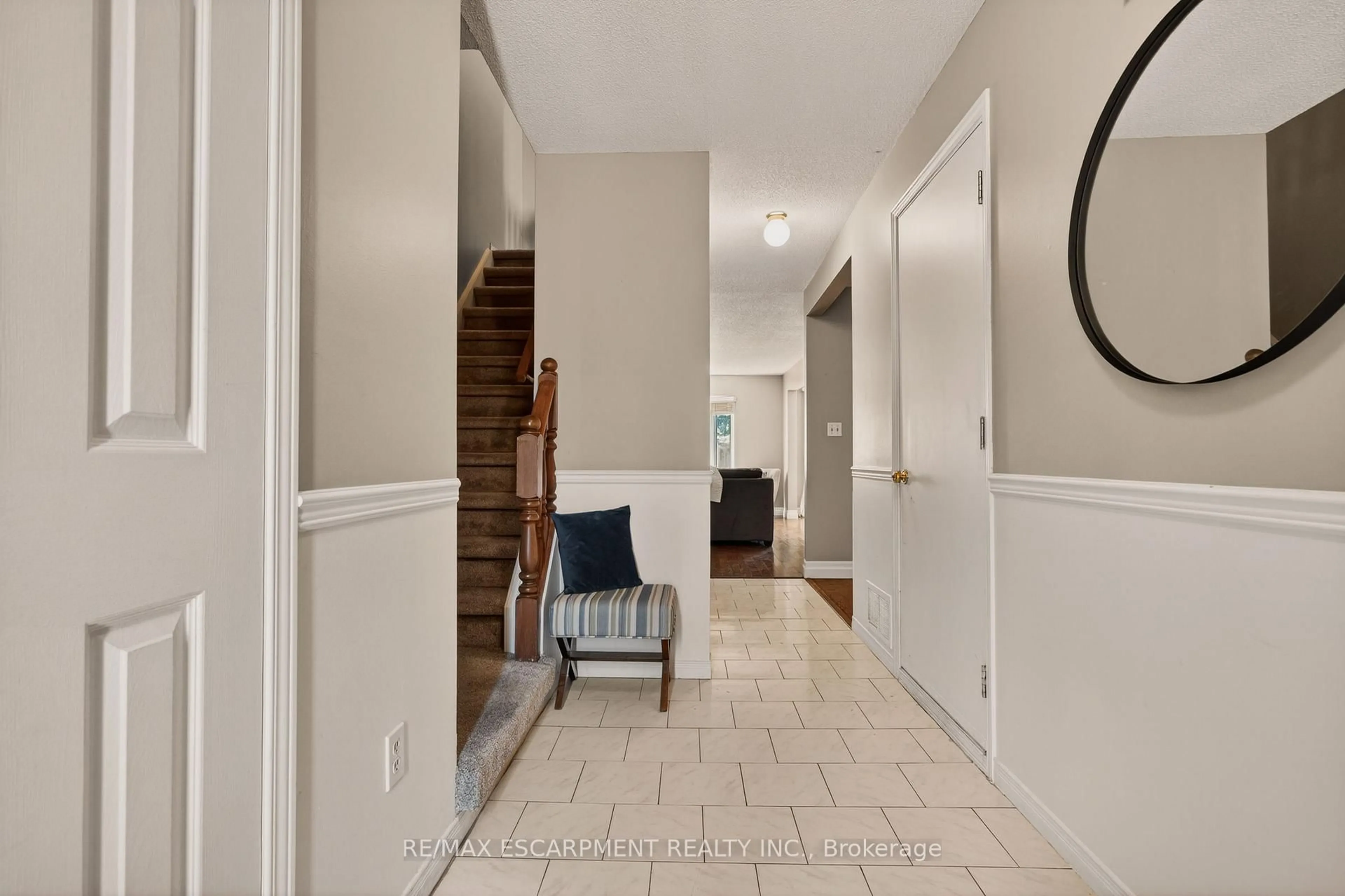 Indoor entryway for 1675 Upper Gage Ave #31, Hamilton Ontario L8W 3R8