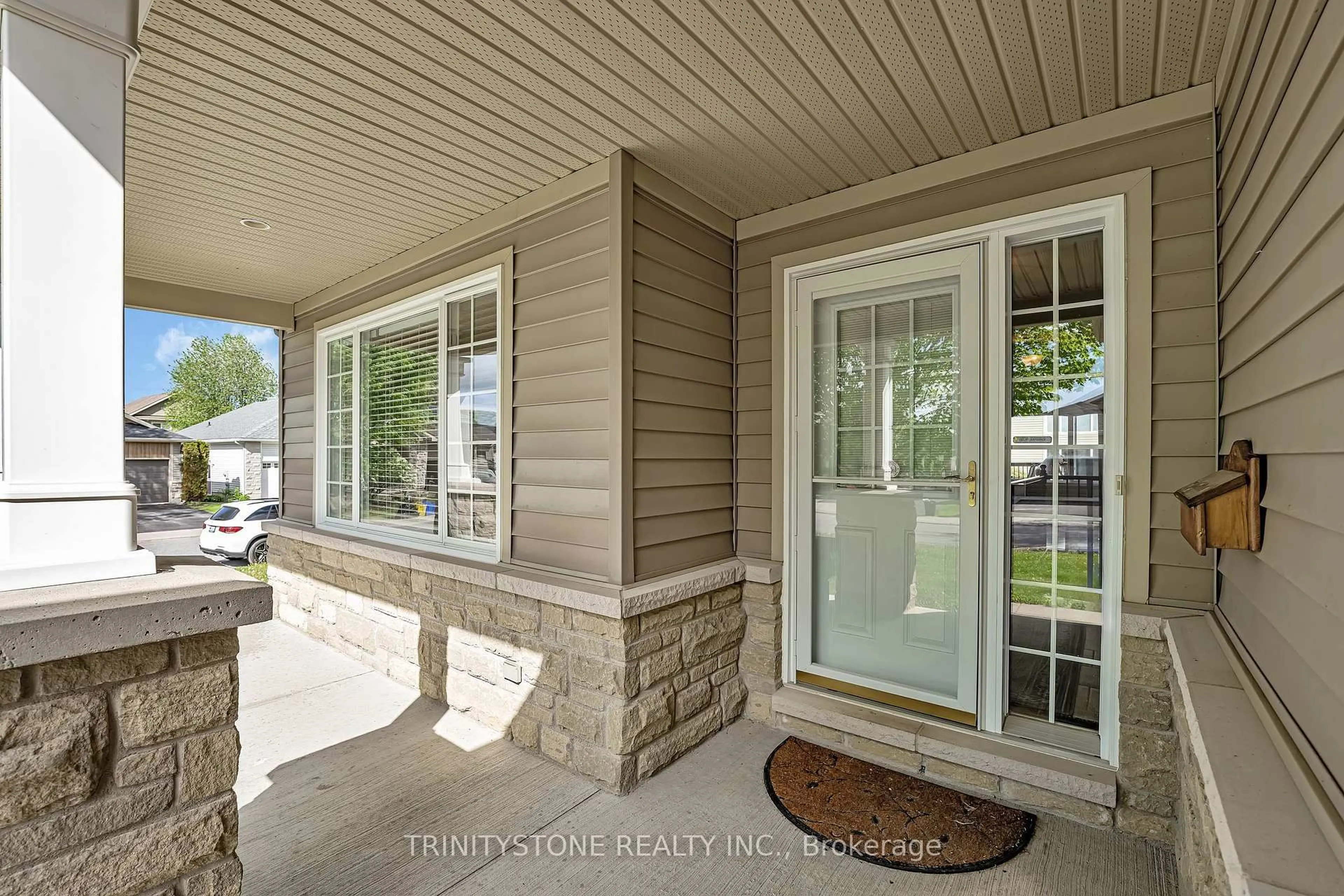 Indoor entryway for 90 Sinclair Ave, Carleton Place Ontario K7C 4V3