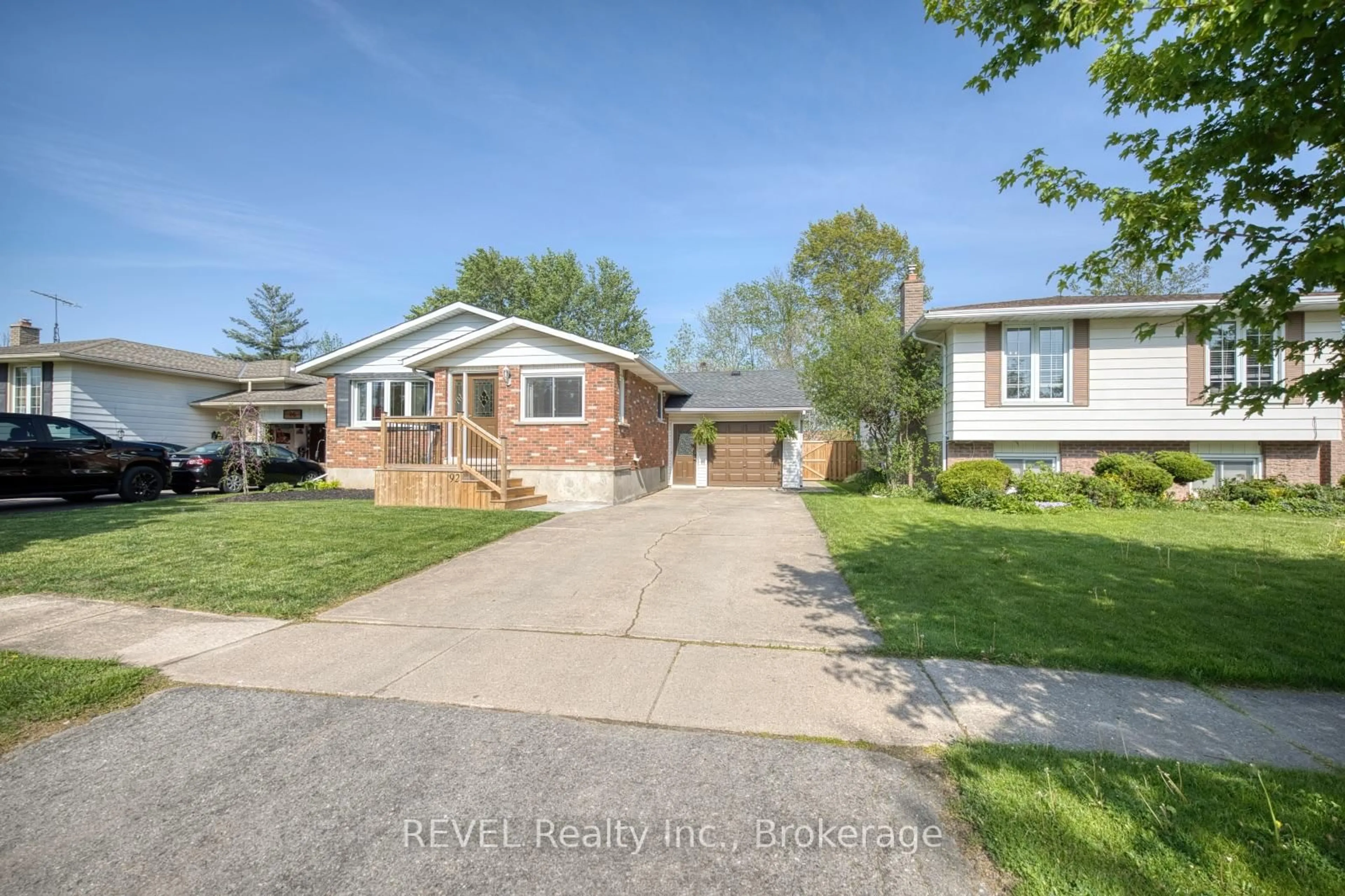 A pic from outside/outdoor area/front of a property/back of a property/a pic from drone, street for 92 Royal Oak Dr, Welland Ontario L3C 5V9