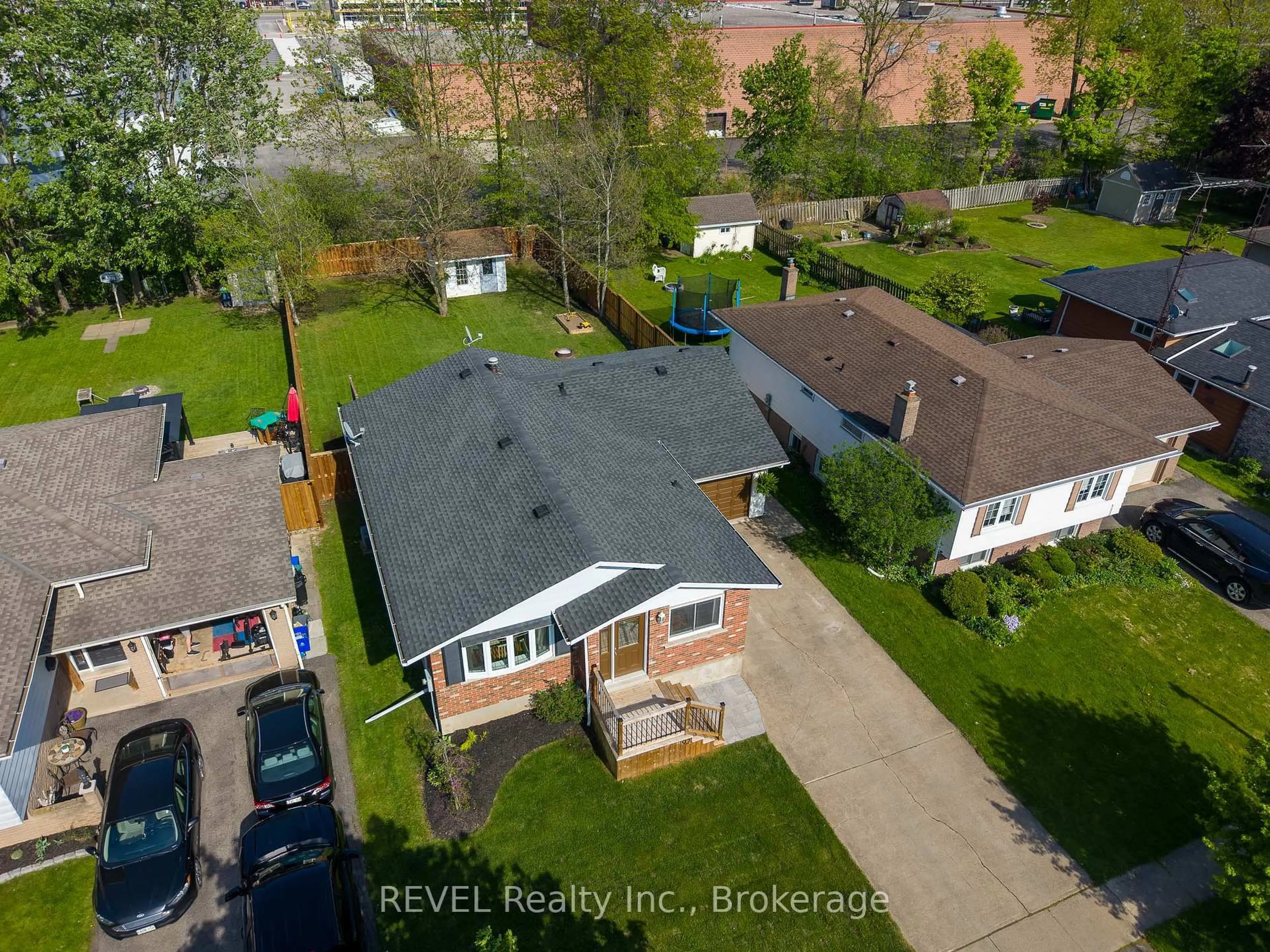 A pic from outside/outdoor area/front of a property/back of a property/a pic from drone, street for 92 Royal Oak Dr, Welland Ontario L3C 5V9