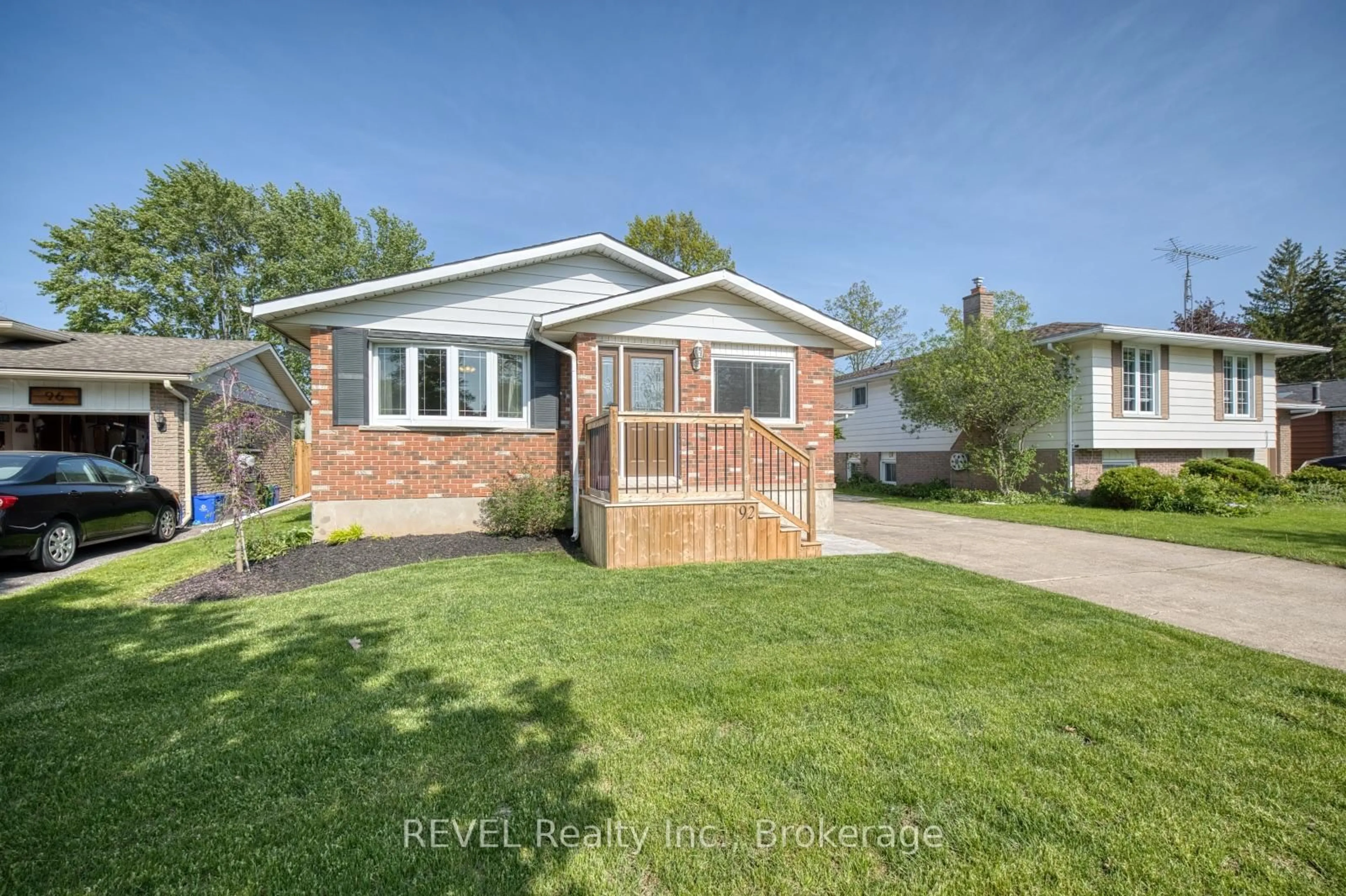 Home with brick exterior material, street for 92 Royal Oak Dr, Welland Ontario L3C 5V9