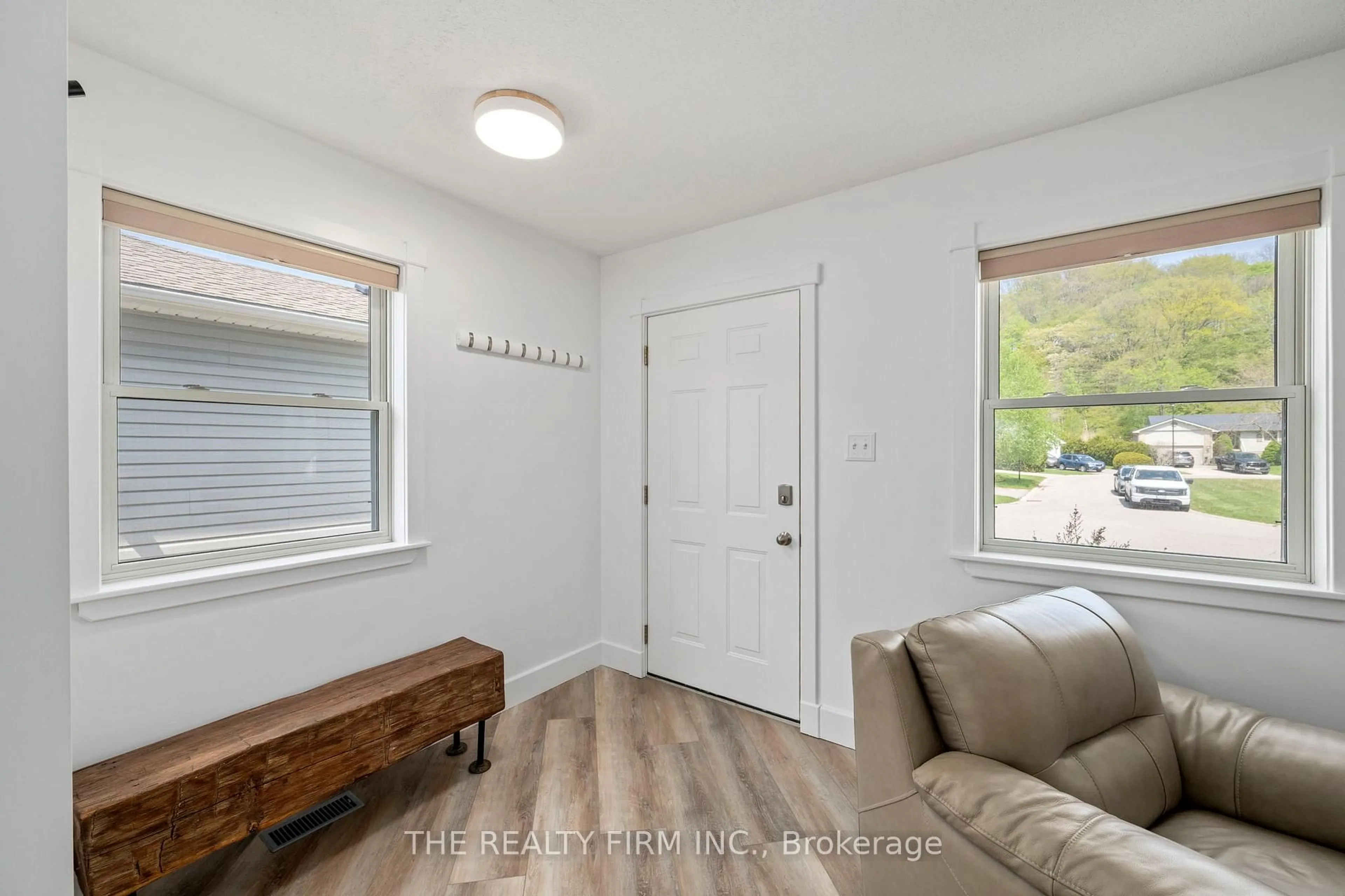 Indoor entryway for 308 Selbourne Dr, Central Elgin Ontario N5L 1B1