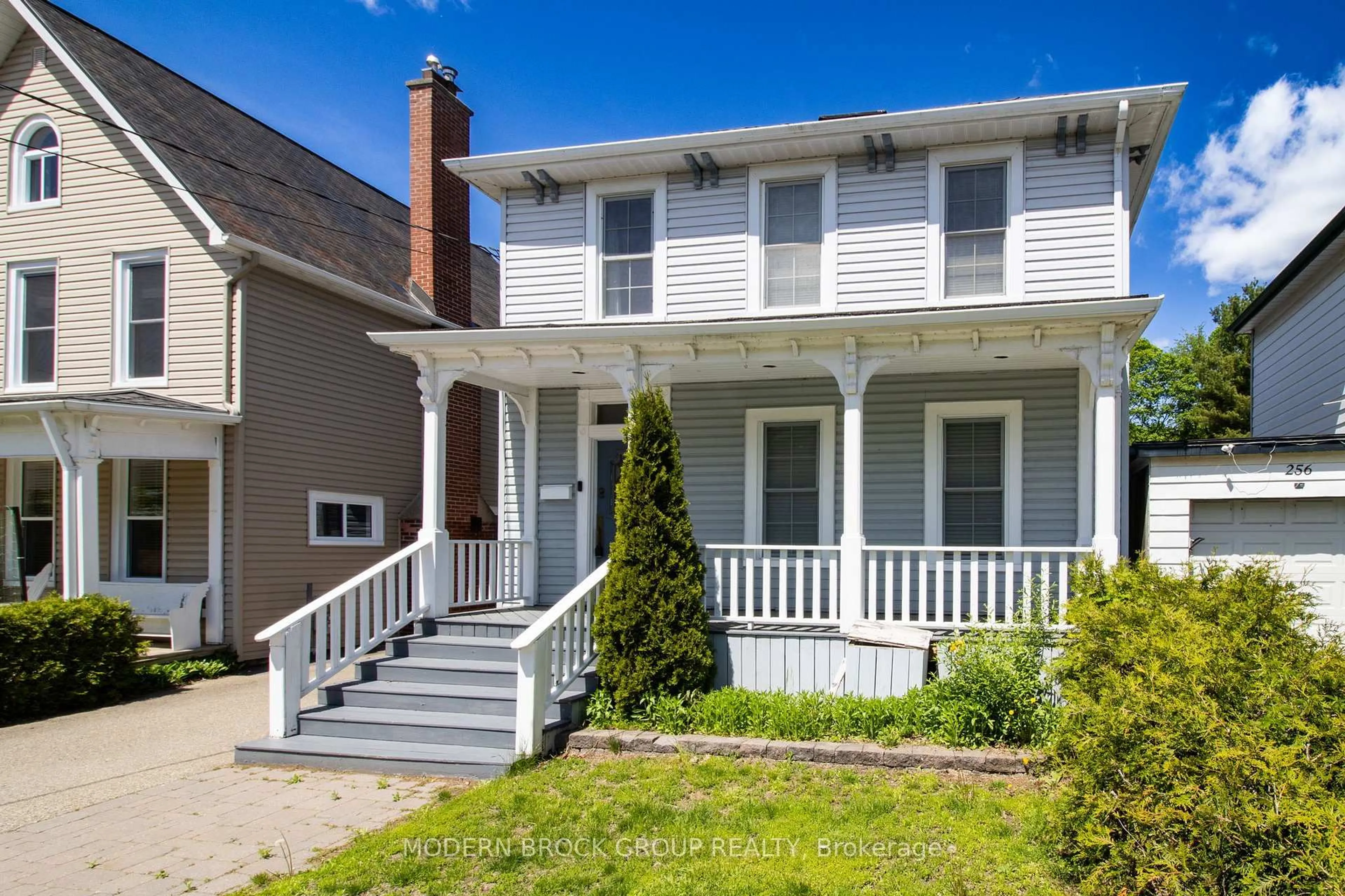 Home with vinyl exterior material, street for 254 King St, Brockville Ontario K6V 1C7