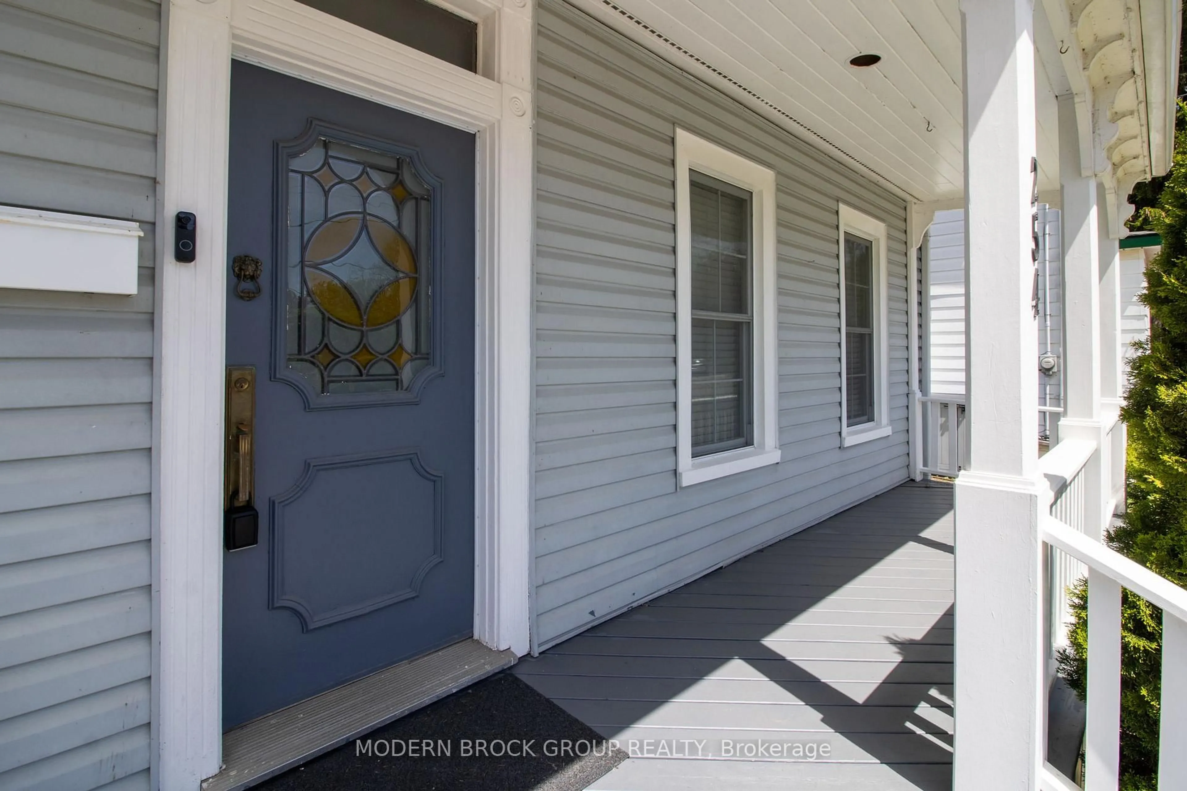 Indoor entryway for 254 King St, Brockville Ontario K6V 1C7