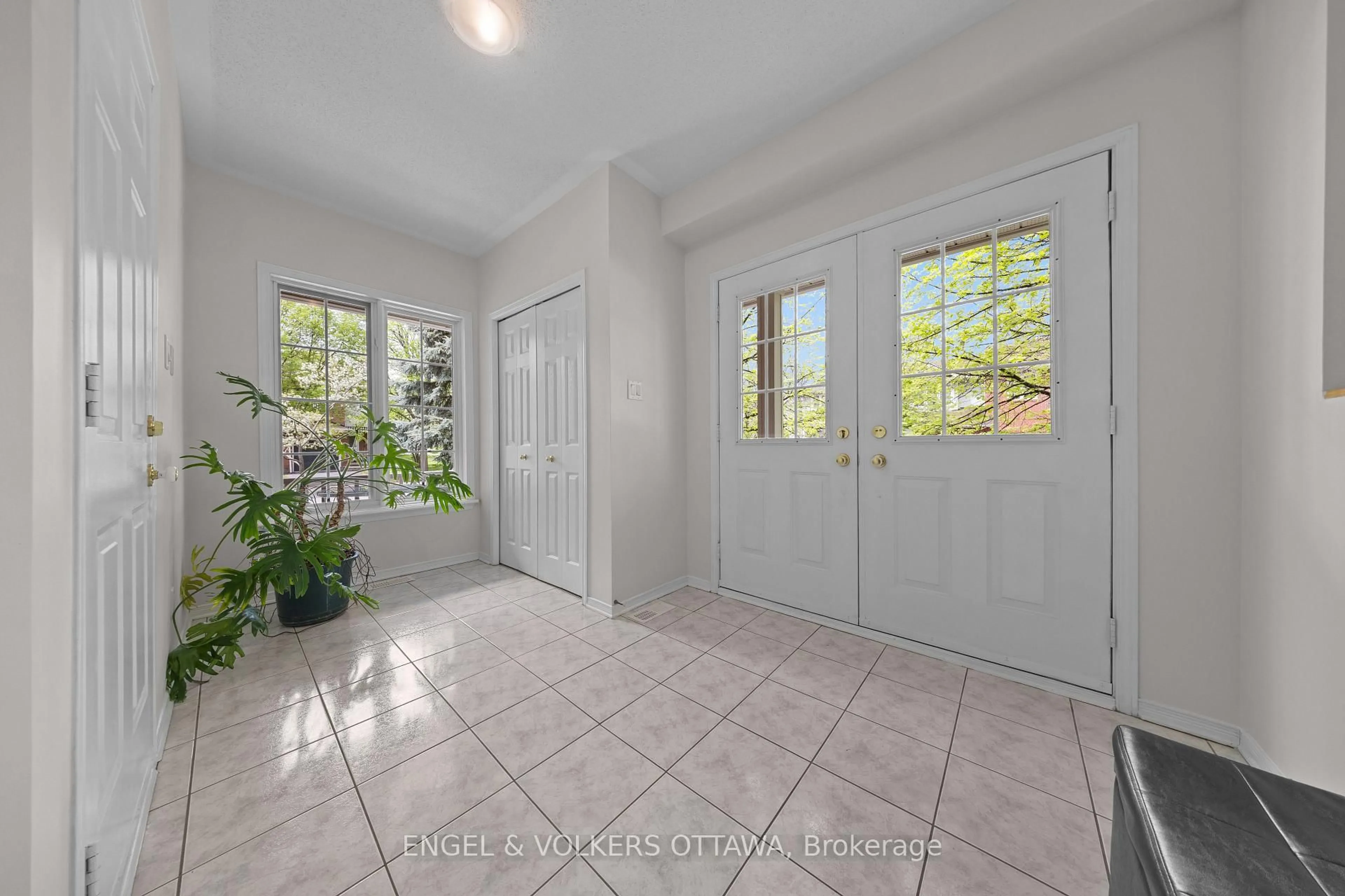 Indoor entryway for 23 Cambray Lane, Ottawa Ontario K2K 3C3