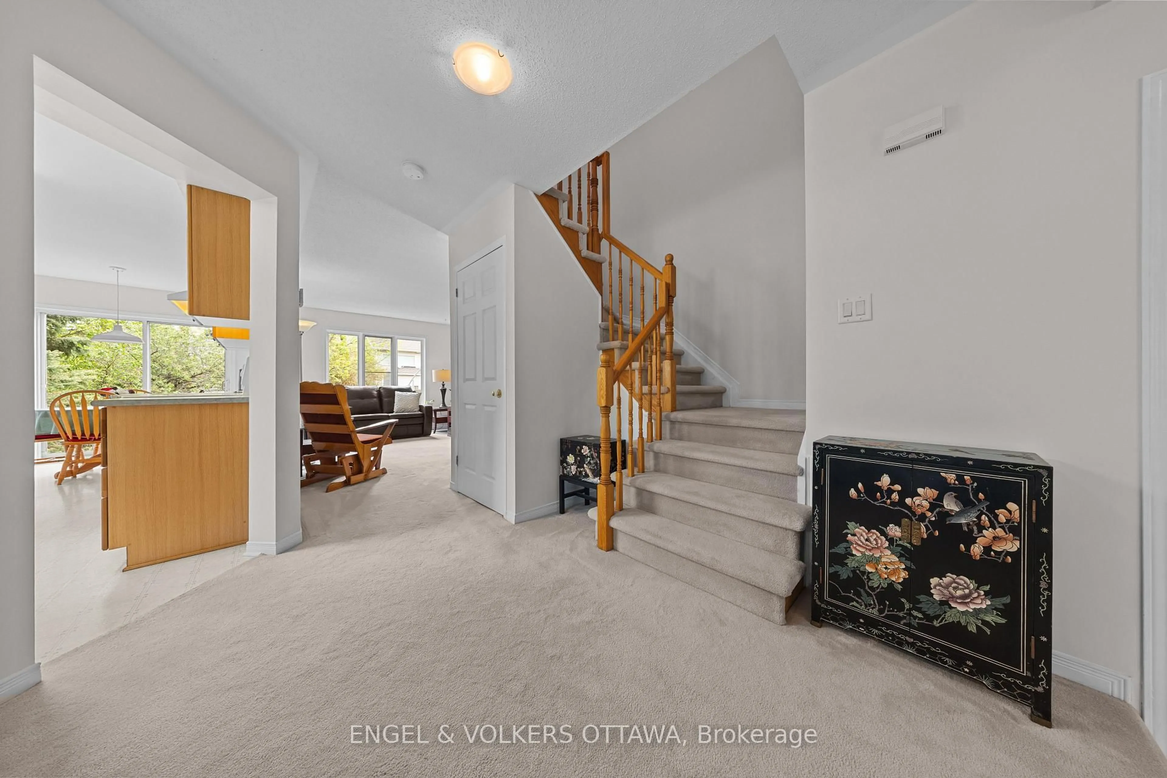 Indoor foyer for 23 Cambray Lane, Ottawa Ontario K2K 3C3