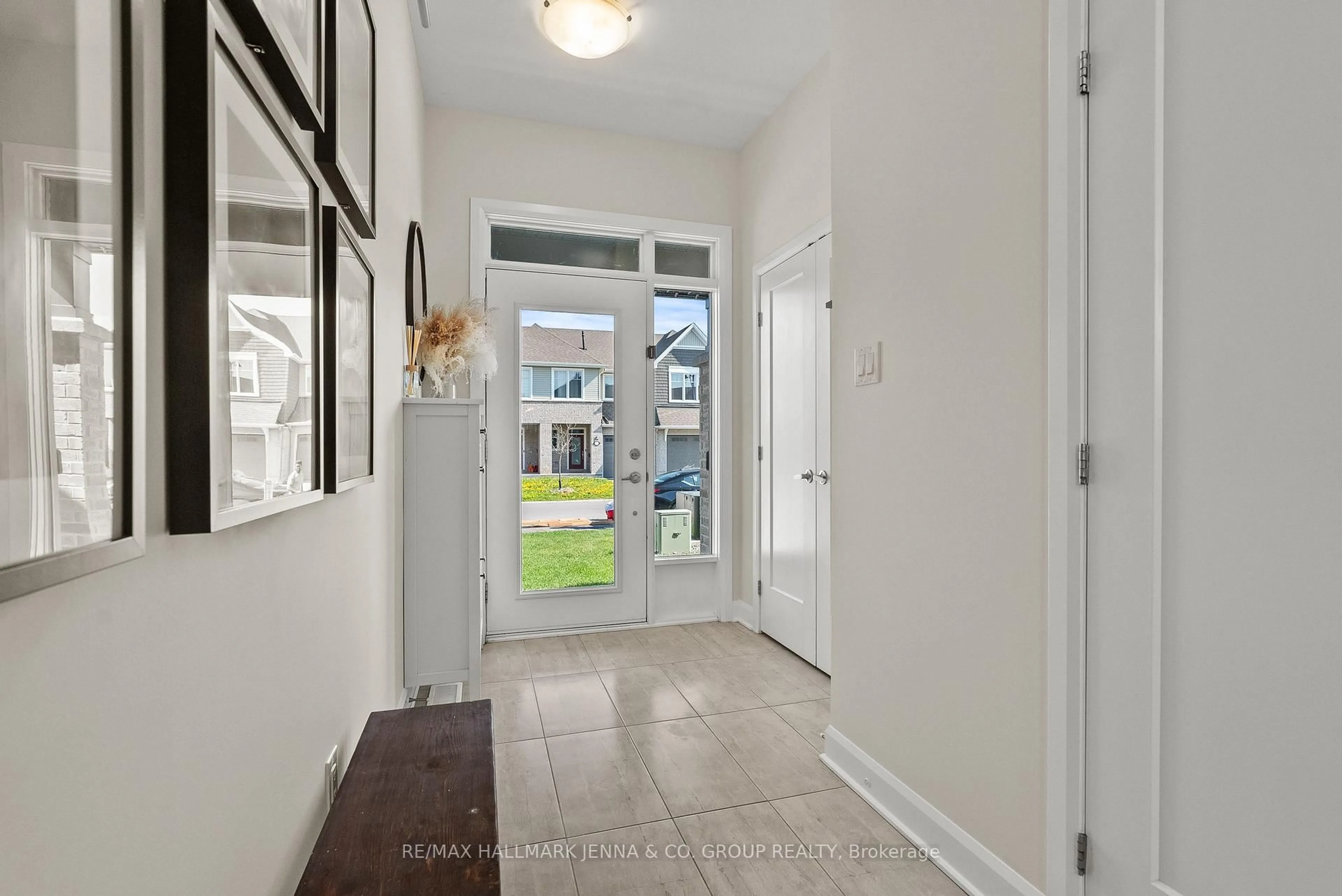 Indoor entryway for 613 Taliesin Cres, Ottawa Ontario K2S 2W5