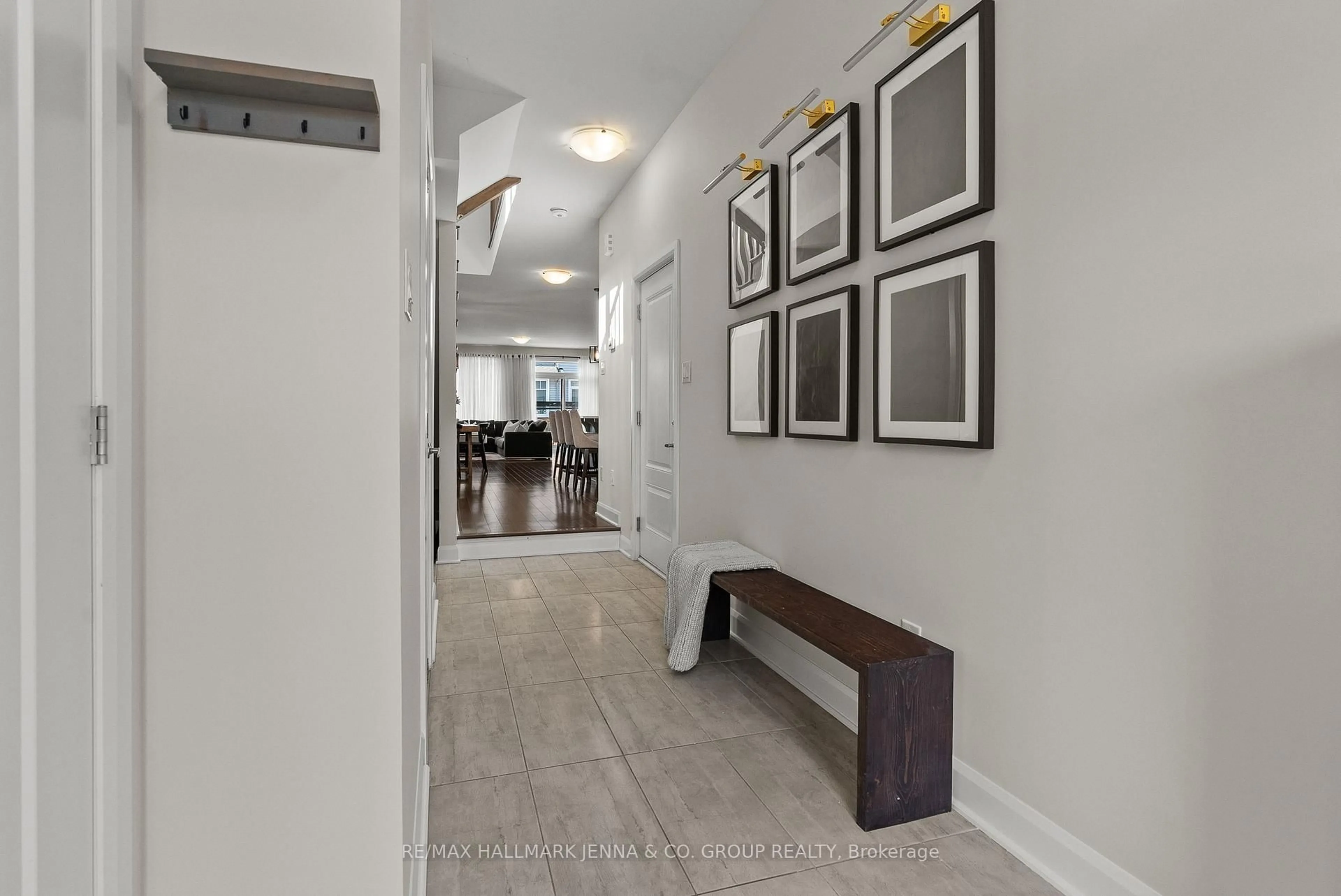 Indoor entryway for 613 Taliesin Cres, Ottawa Ontario K2S 2W5