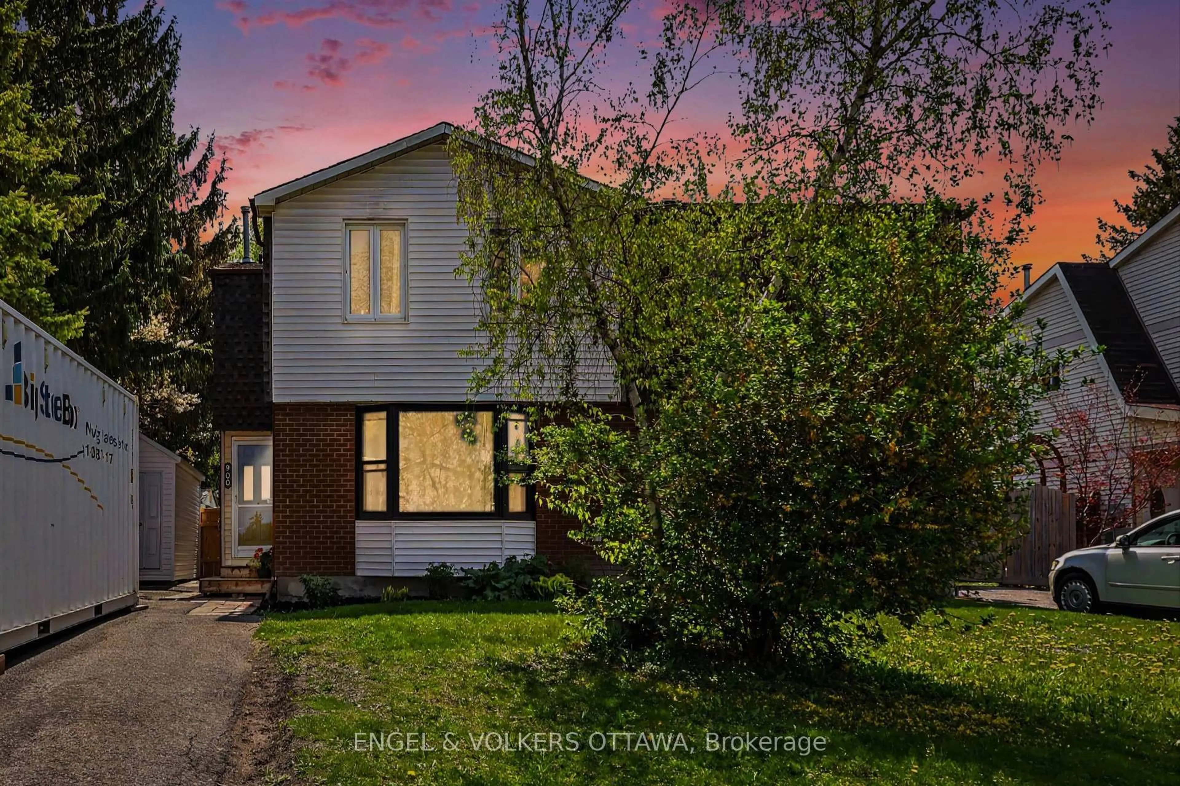 A pic from outside/outdoor area/front of a property/back of a property/a pic from drone, street for 900 Borland Dr, Ottawa Ontario K1E 1X5