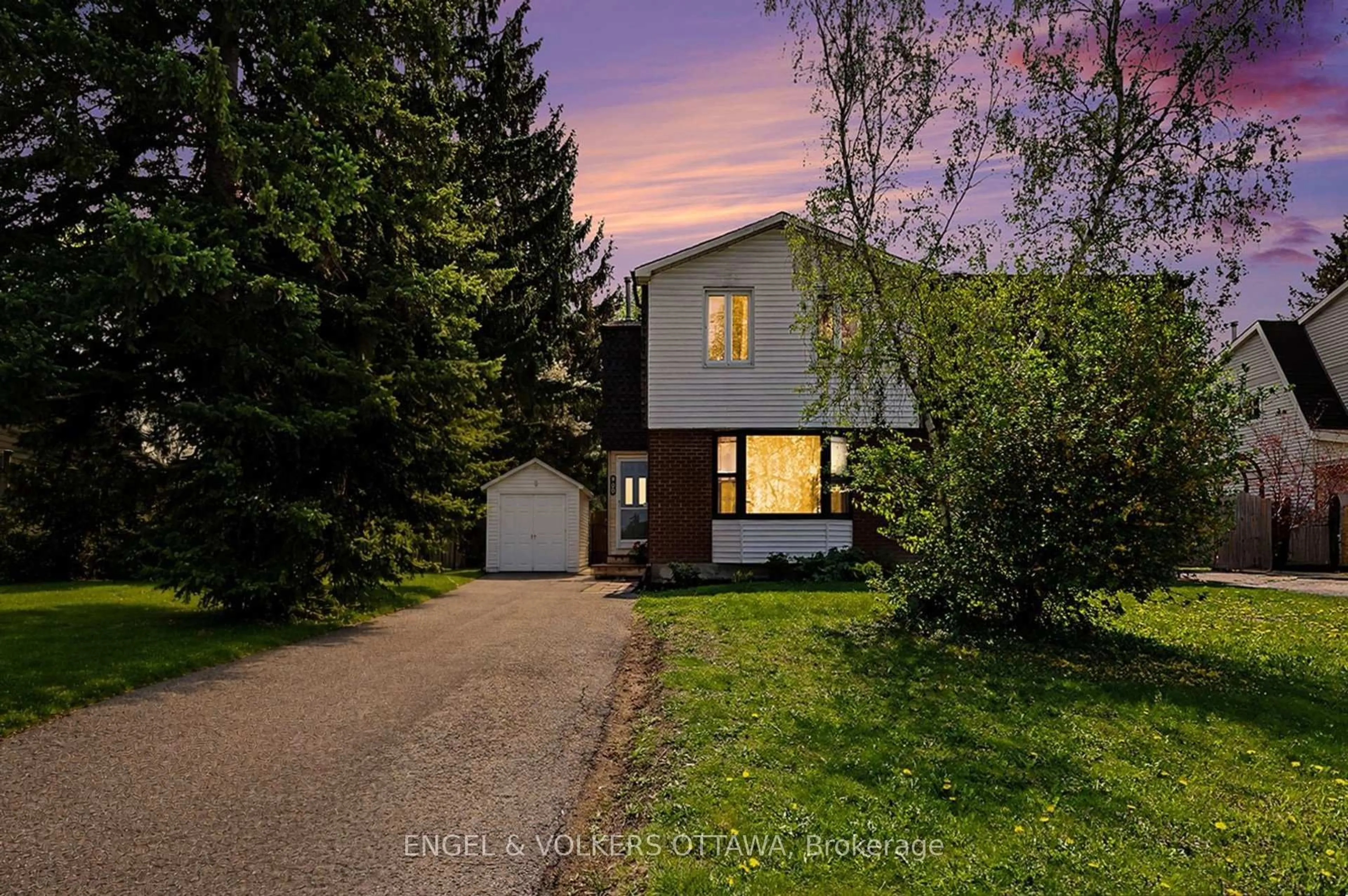 A pic from outside/outdoor area/front of a property/back of a property/a pic from drone, street for 900 Borland Dr, Ottawa Ontario K1E 1X5