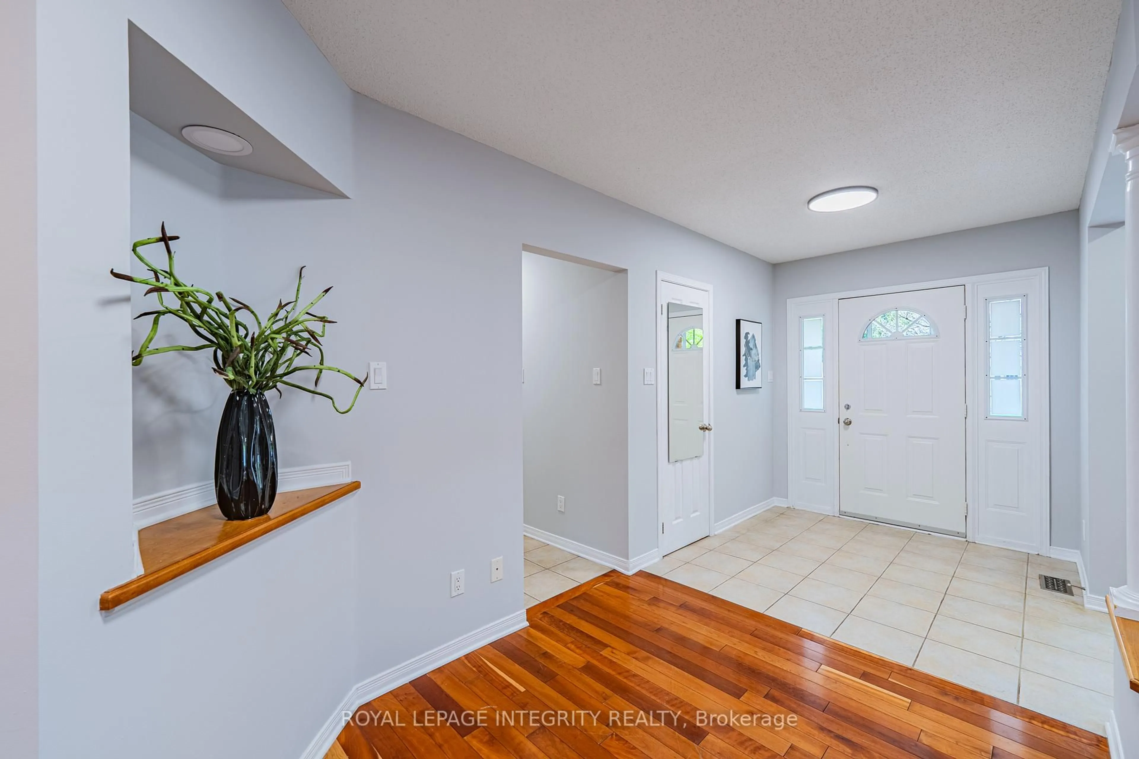 Indoor entryway for 60 WILDERNESS Way, Ottawa Ontario K2S 2E3