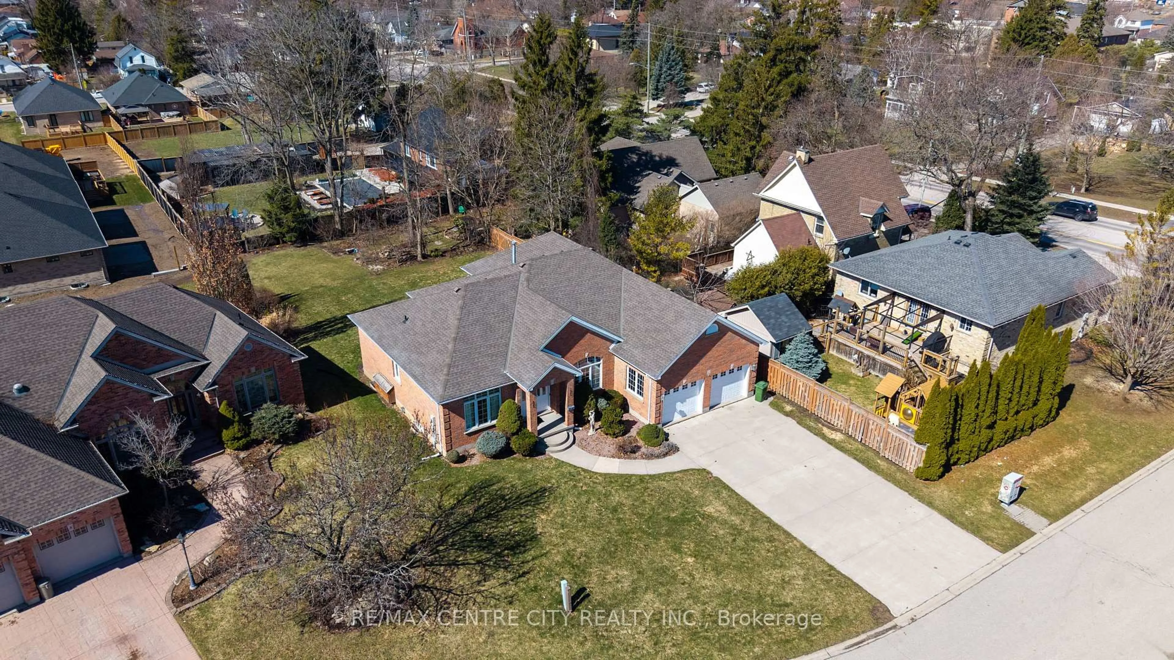 A pic from outside/outdoor area/front of a property/back of a property/a pic from drone, street for 6 Huntington Terr, St. Thomas Ontario N5R 6H1
