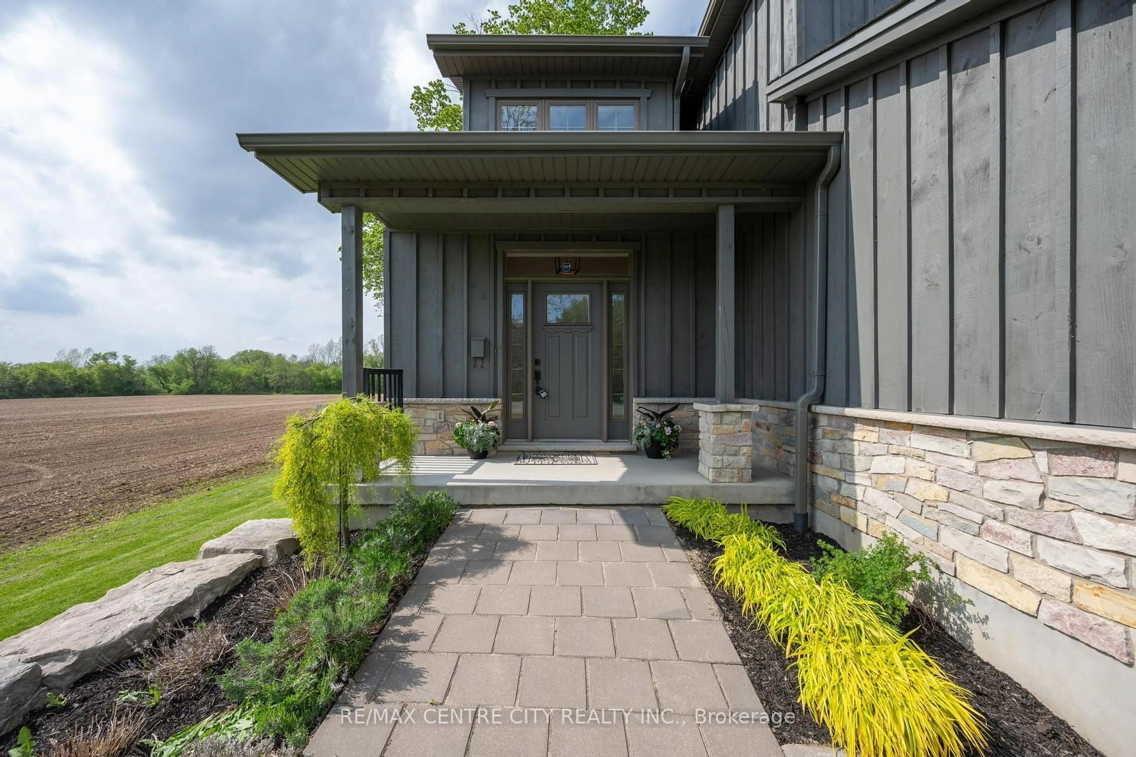 Indoor entryway for 2580 Dundas St, London East Ontario N5V 3C7