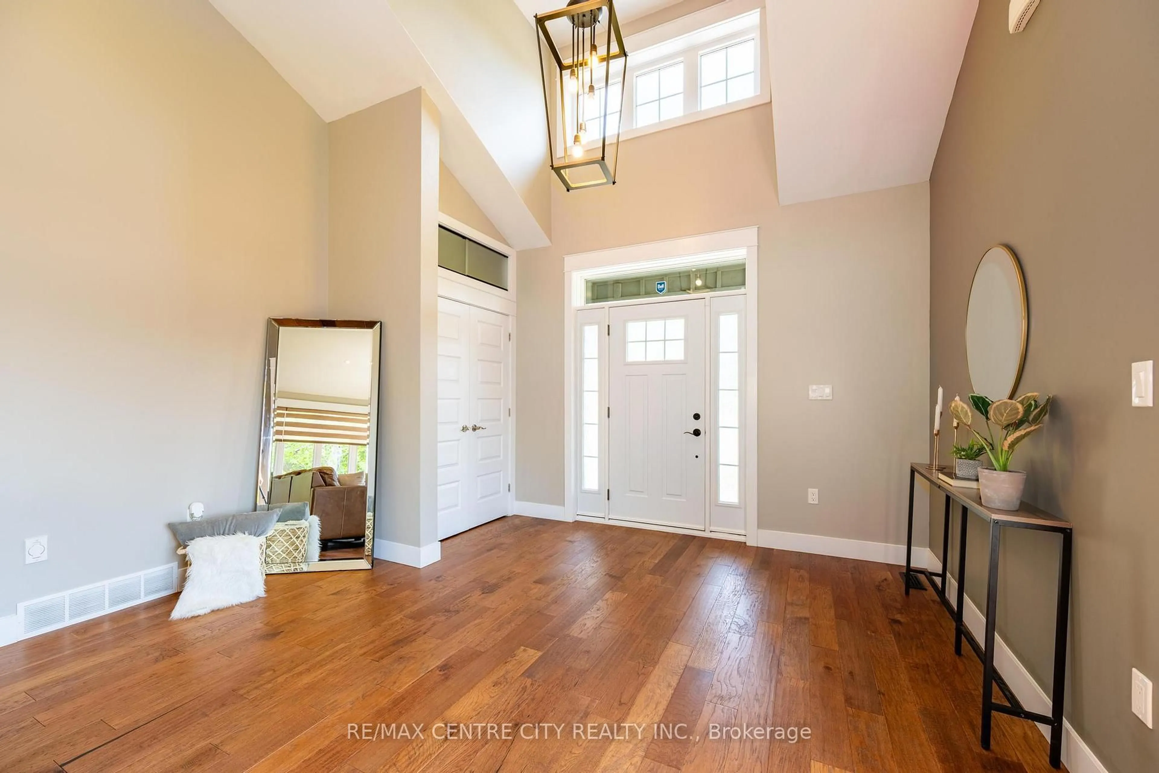 Indoor entryway for 2580 Dundas St, London East Ontario N5V 3C7