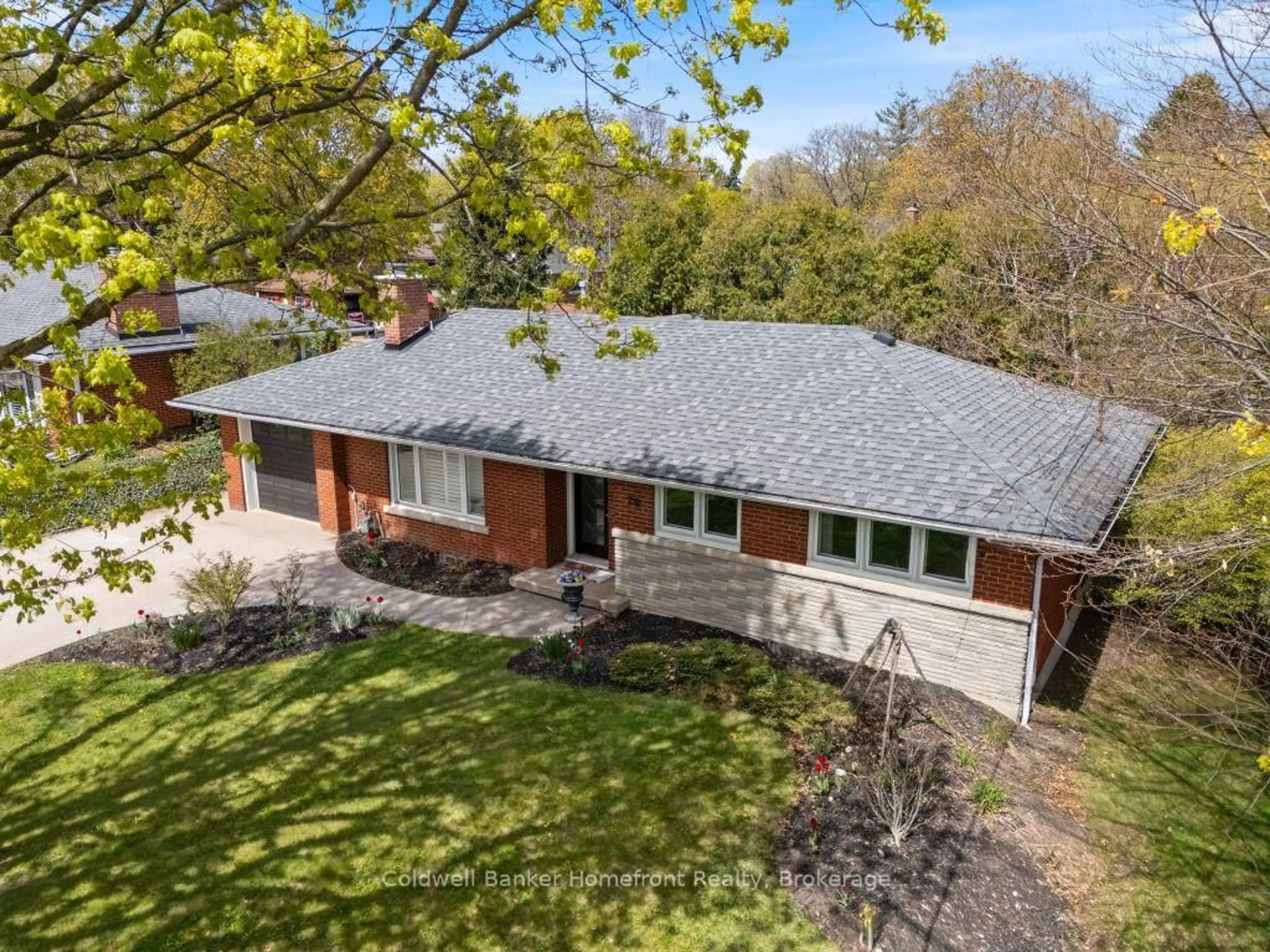 A pic from outside/outdoor area/front of a property/back of a property/a pic from drone, unknown for 70 Kensington St, Guelph Ontario N1E 3P7
