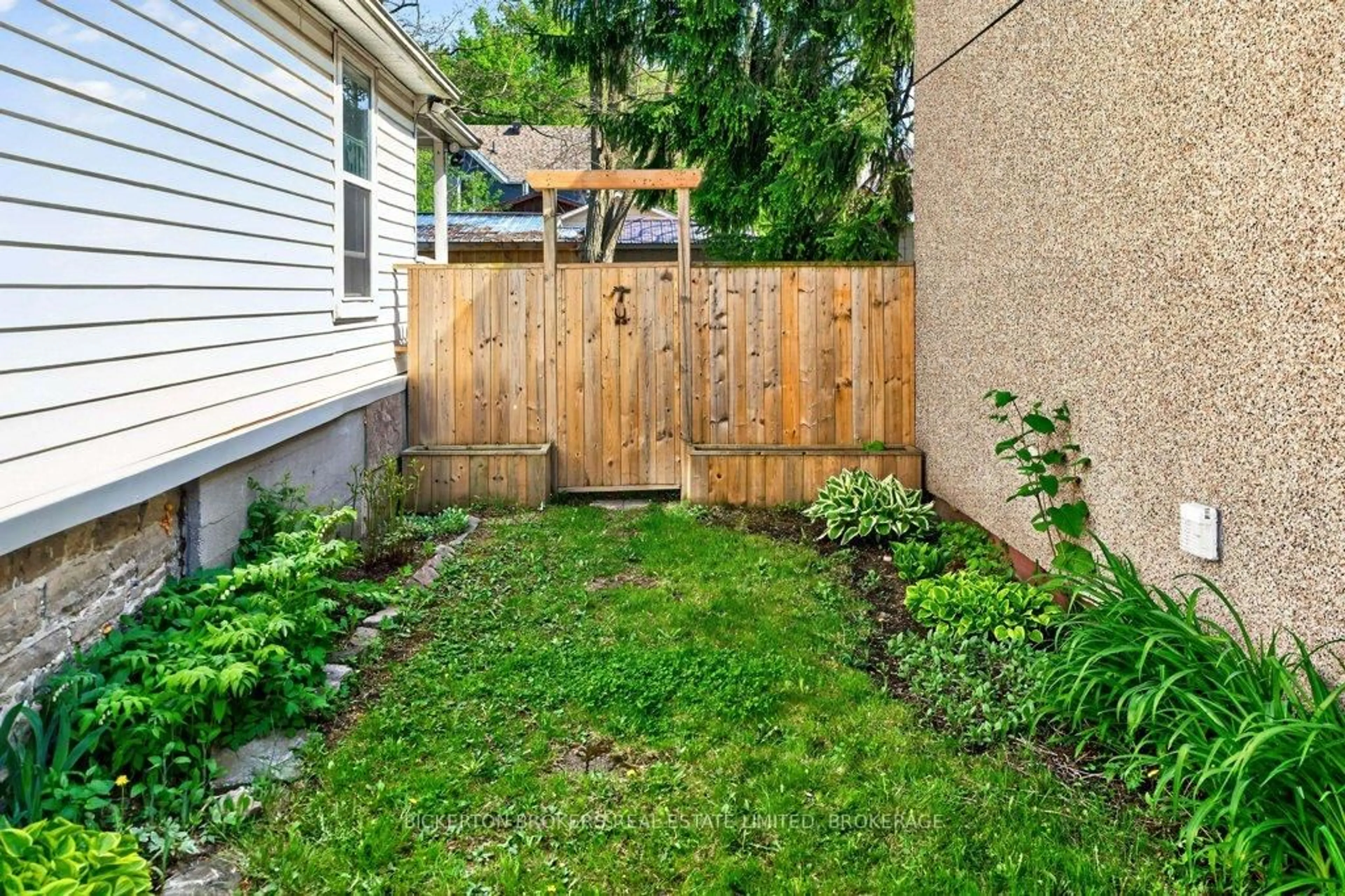 Patio, street for 11 Emma St, Brockville Ontario K6V 1S6