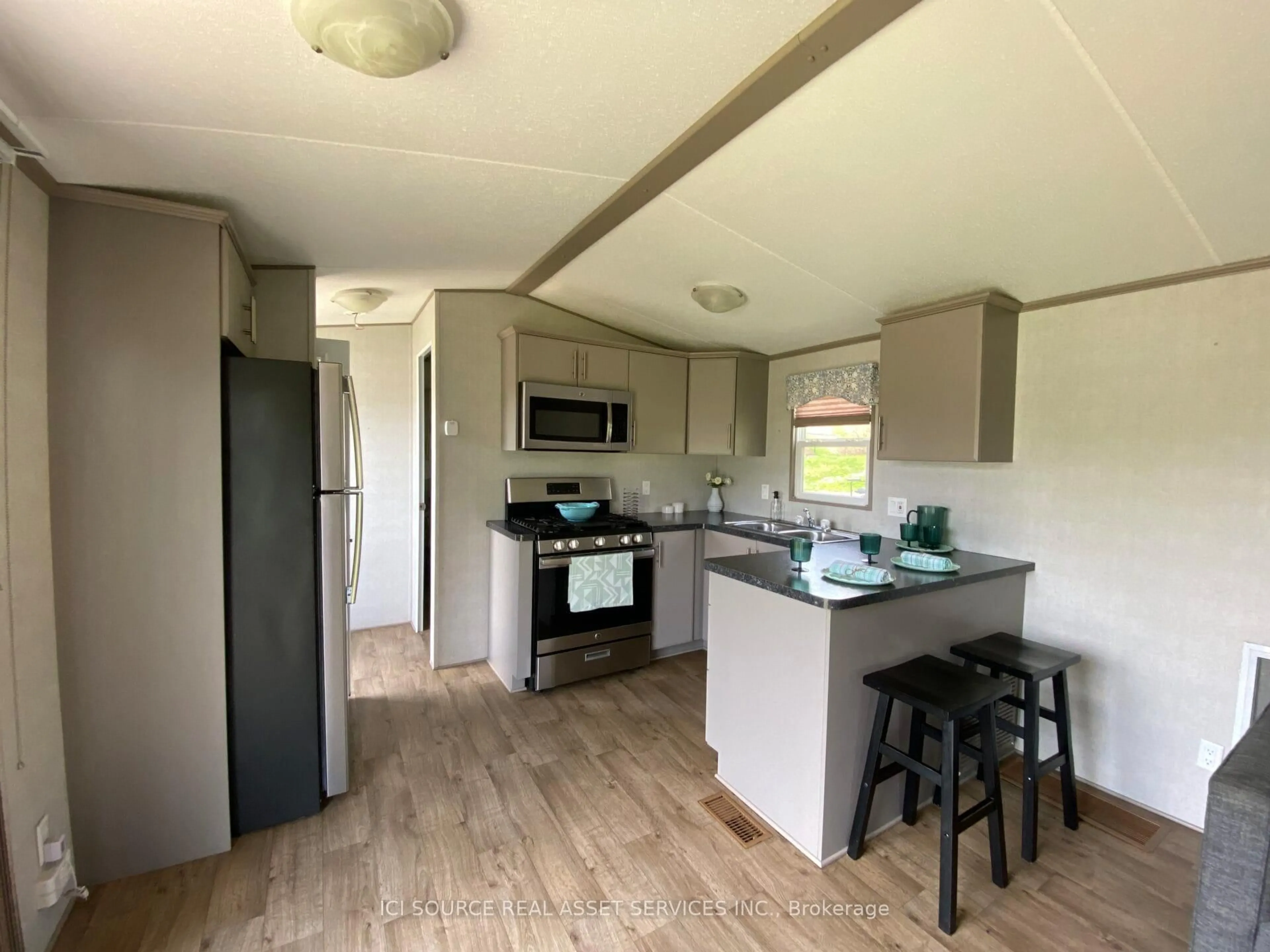 Standard kitchen, unknown for 1047 Bonnie Lake Camp Rd #BIRC99, Bracebridge Ontario P1L 1W9
