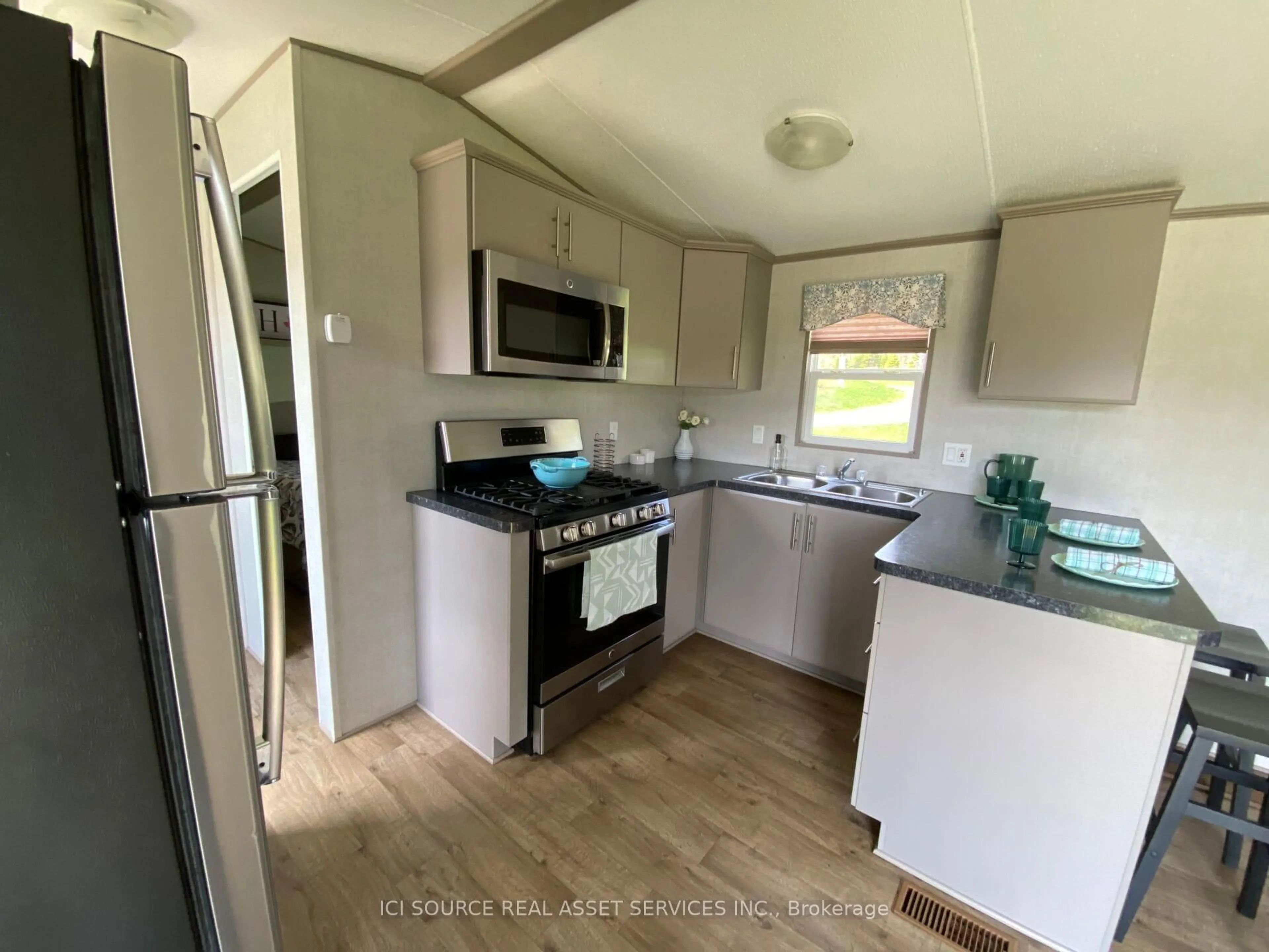 Standard kitchen, unknown for 1047 Bonnie Lake Camp Rd #BIRC99, Bracebridge Ontario P1L 1W9