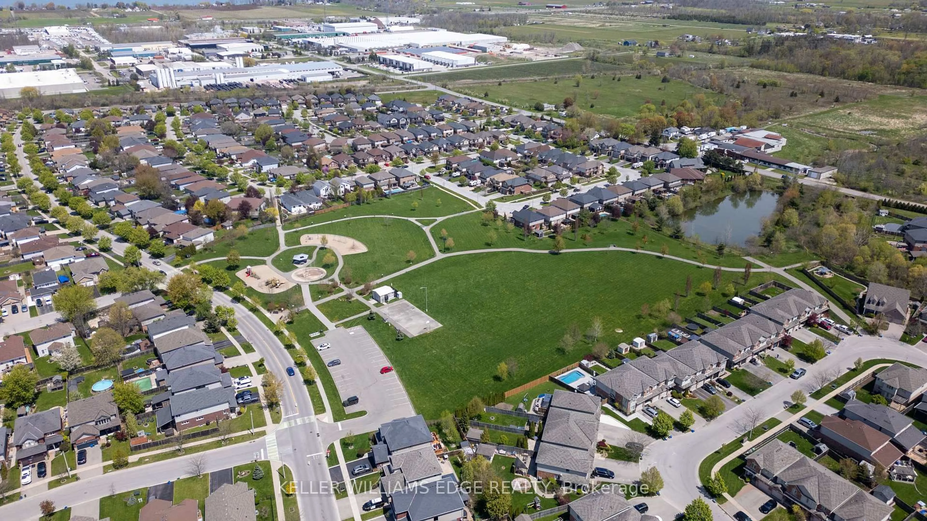 A pic from outside/outdoor area/front of a property/back of a property/a pic from drone, street for 4913 Adam Crt, Lincoln Ontario L3J 0E2