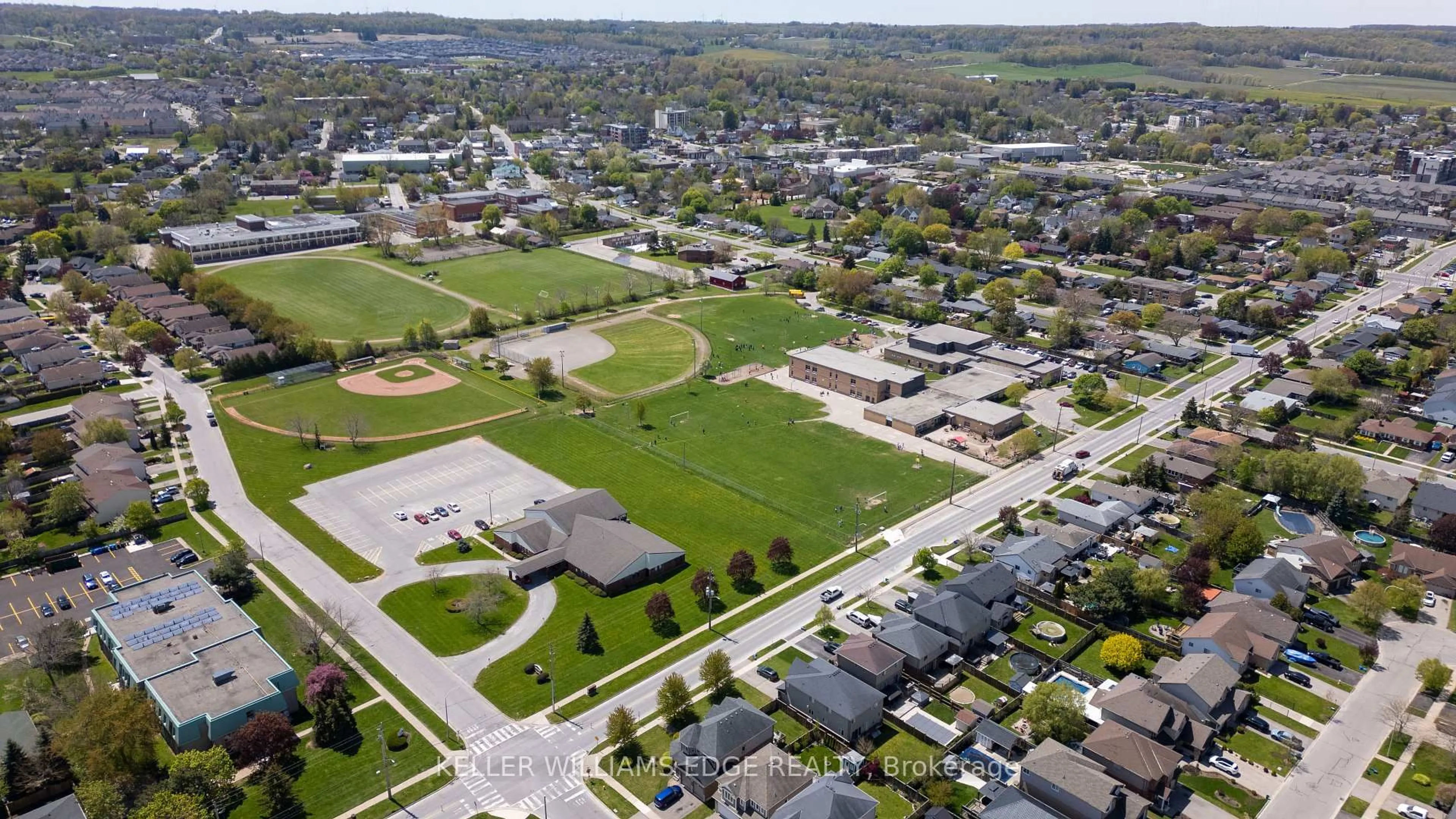 A pic from outside/outdoor area/front of a property/back of a property/a pic from drone, street for 4913 Adam Crt, Lincoln Ontario L3J 0E2
