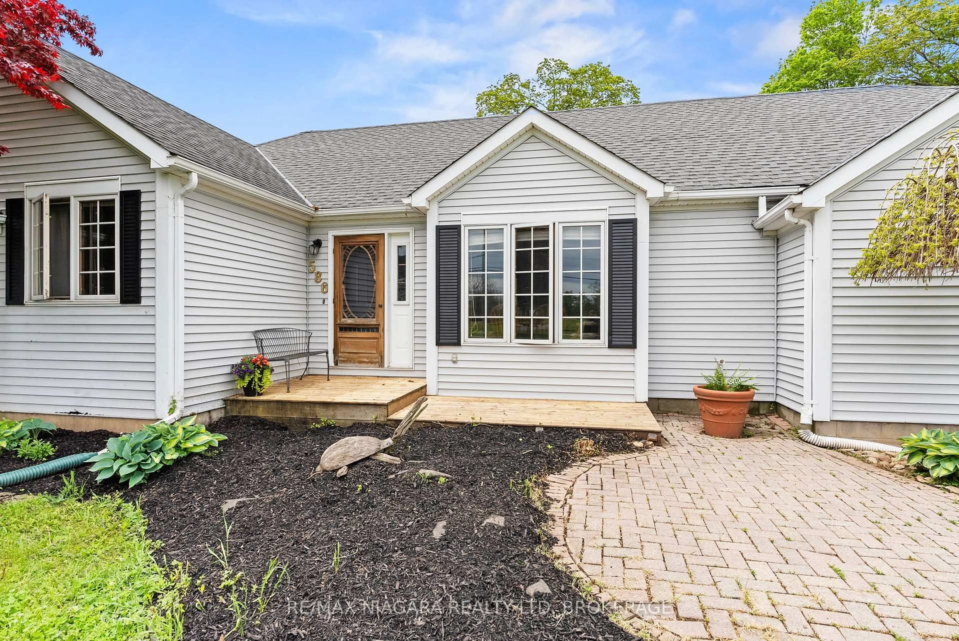 Home with vinyl exterior material, street for 586 Empire Rd, Port Colborne Ontario L0S 1R0