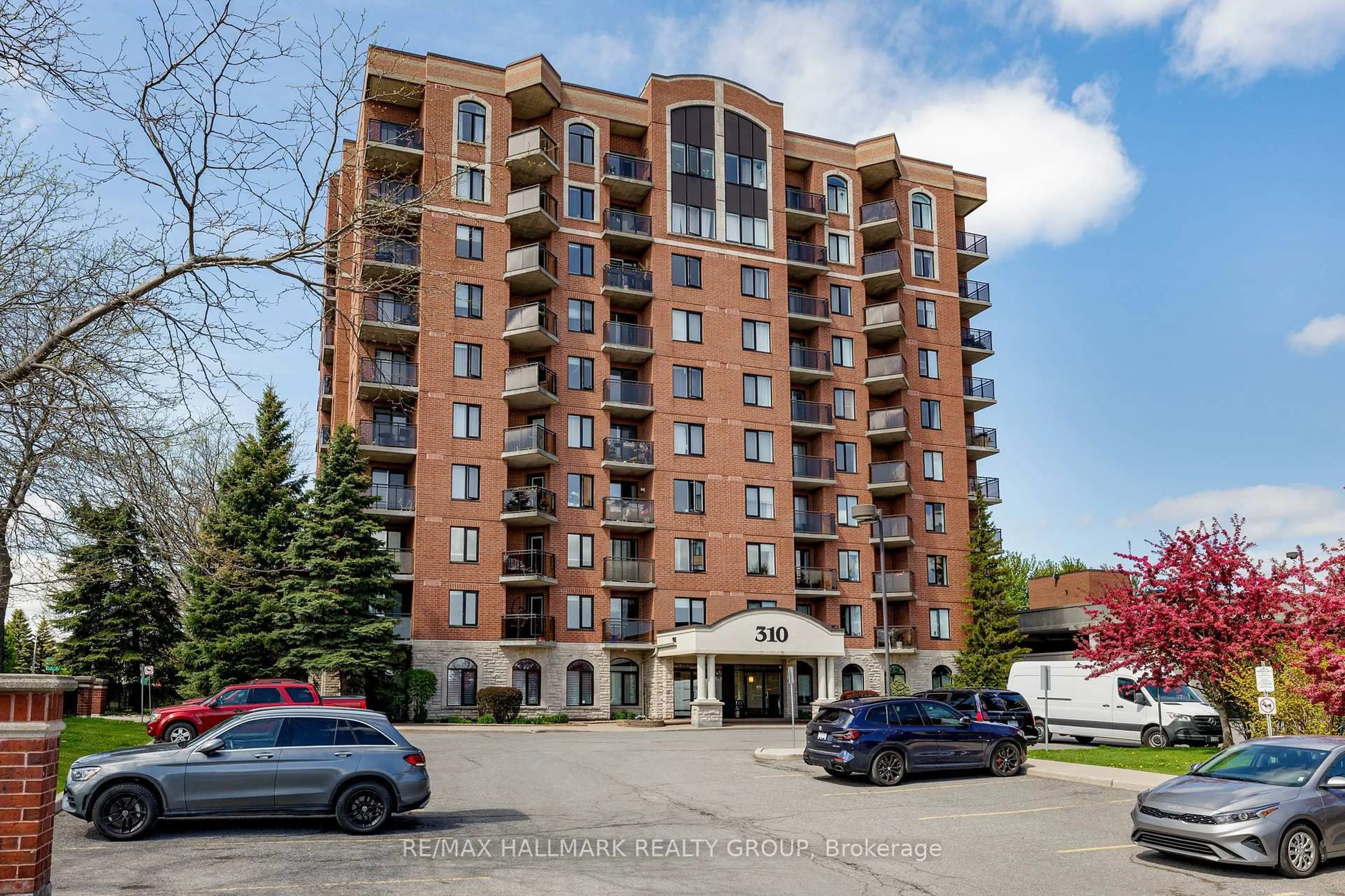 A pic from outside/outdoor area/front of a property/back of a property/a pic from drone, building for 310 Central Park Dr #6B, Ottawa Ontario K2C 4G4